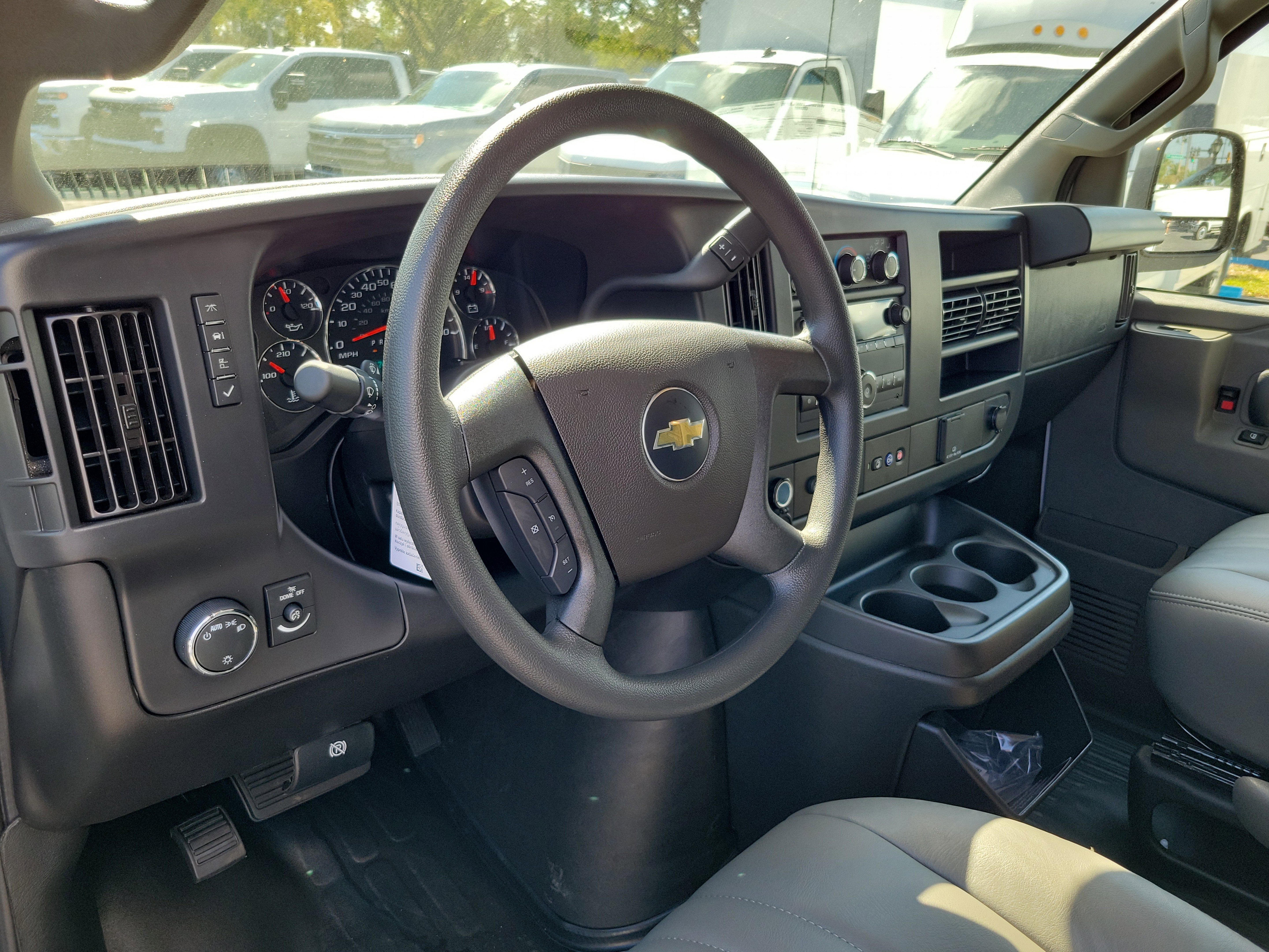 2025 Chevrolet Express Cutaway 3500 1WT