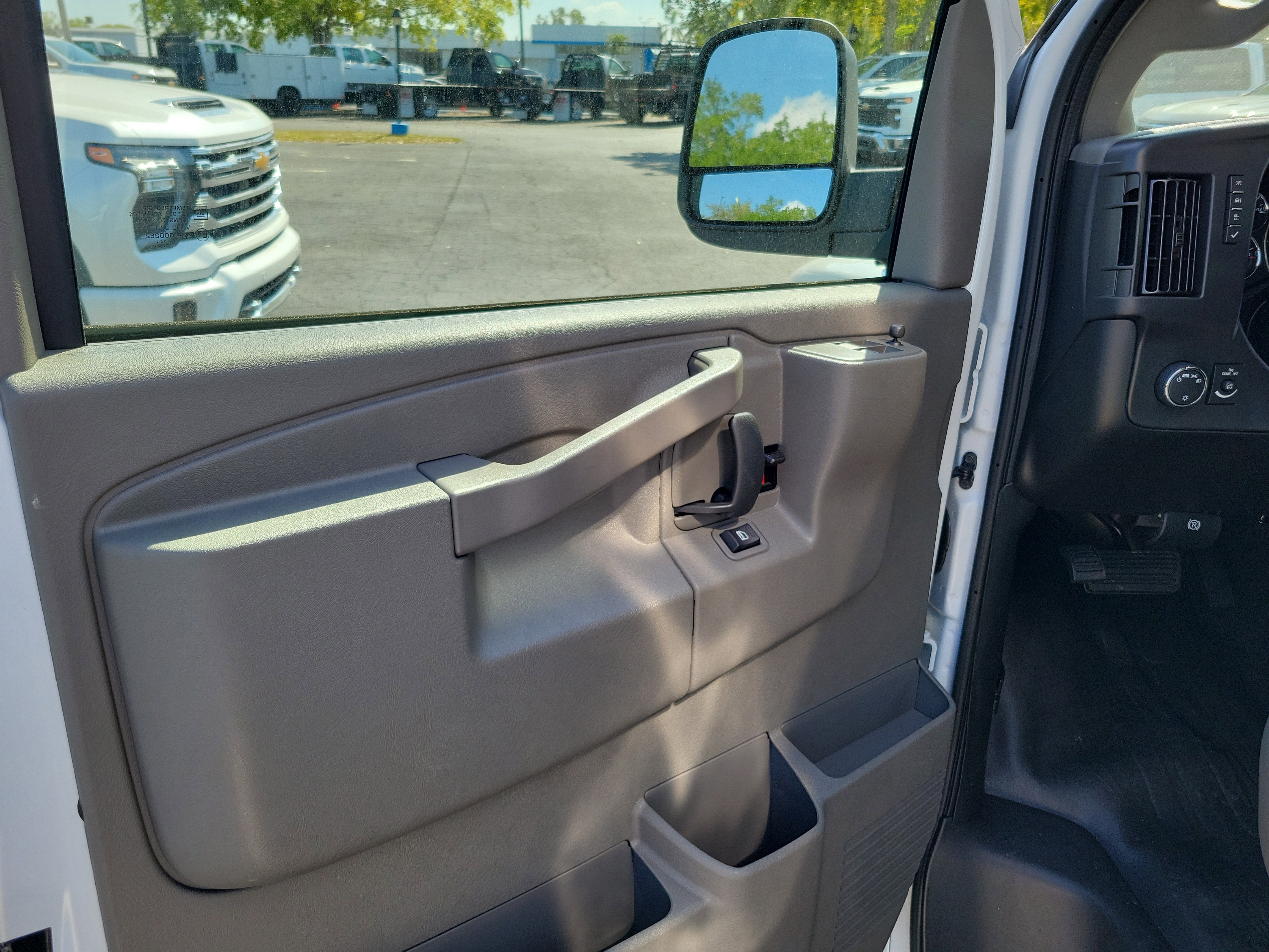 2025 Chevrolet Express Cutaway 3500 1WT