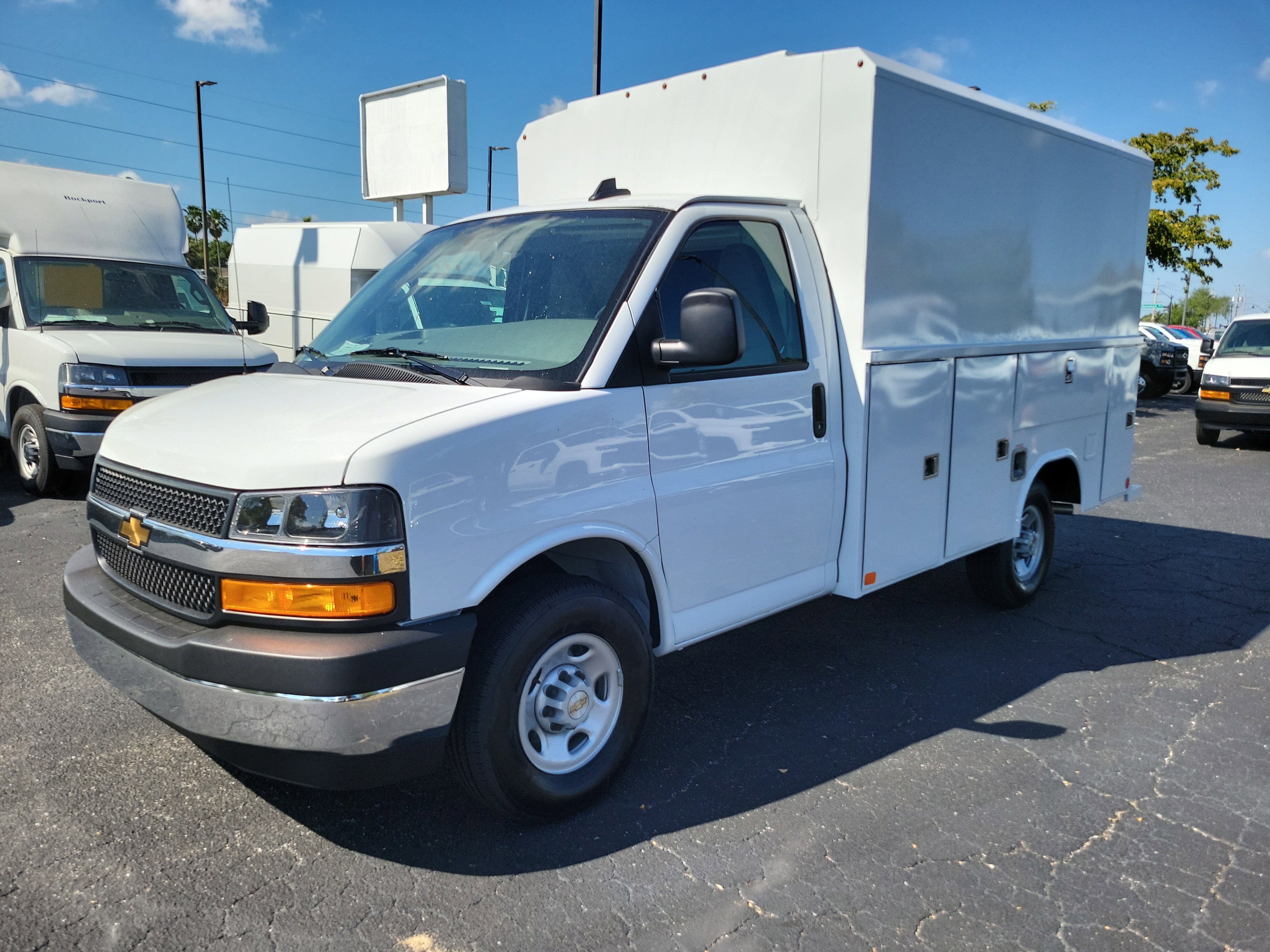 2025 Chevrolet Express Cutaway 3500 1WT