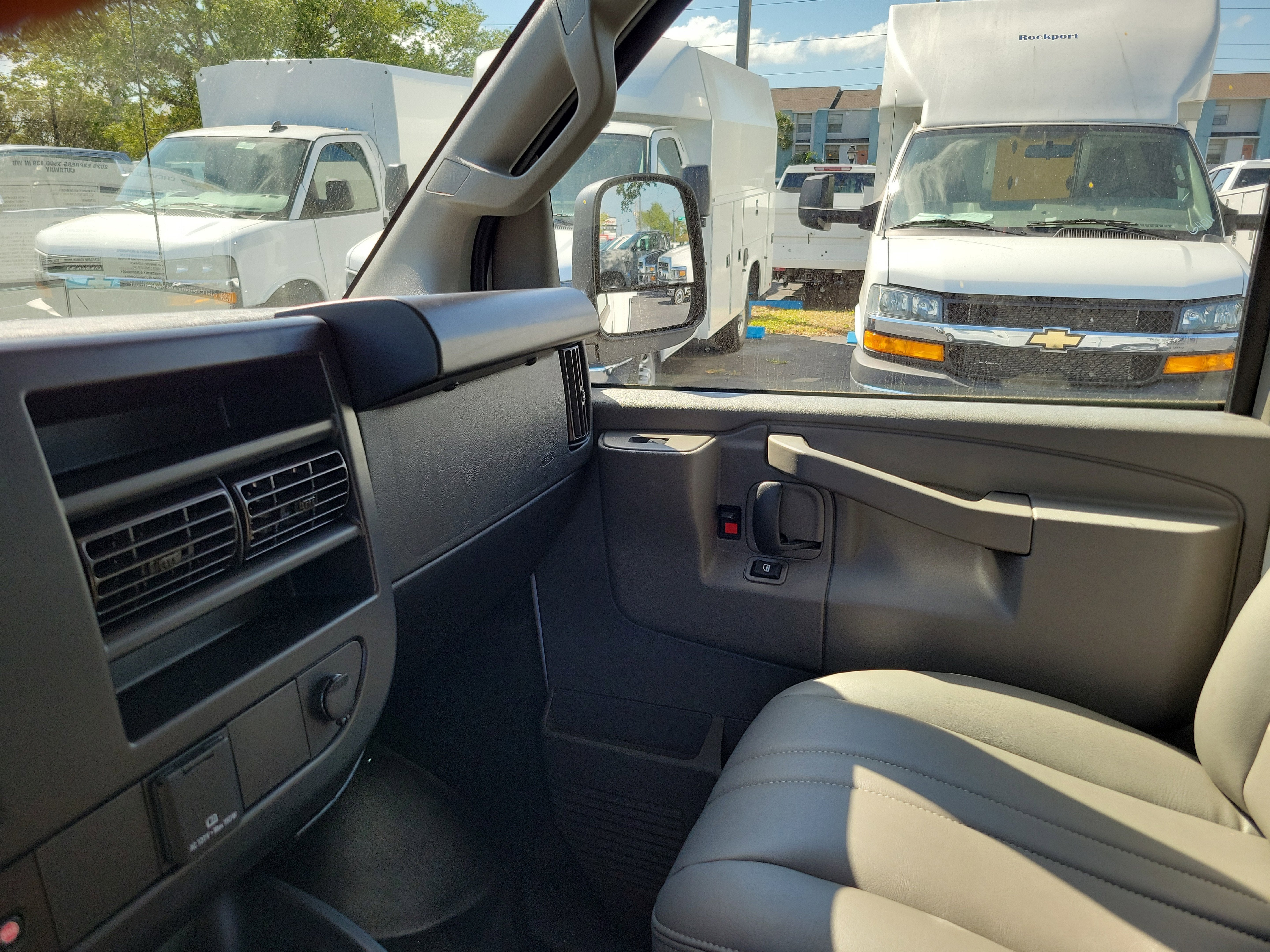 2025 Chevrolet Express Cutaway 3500 1WT