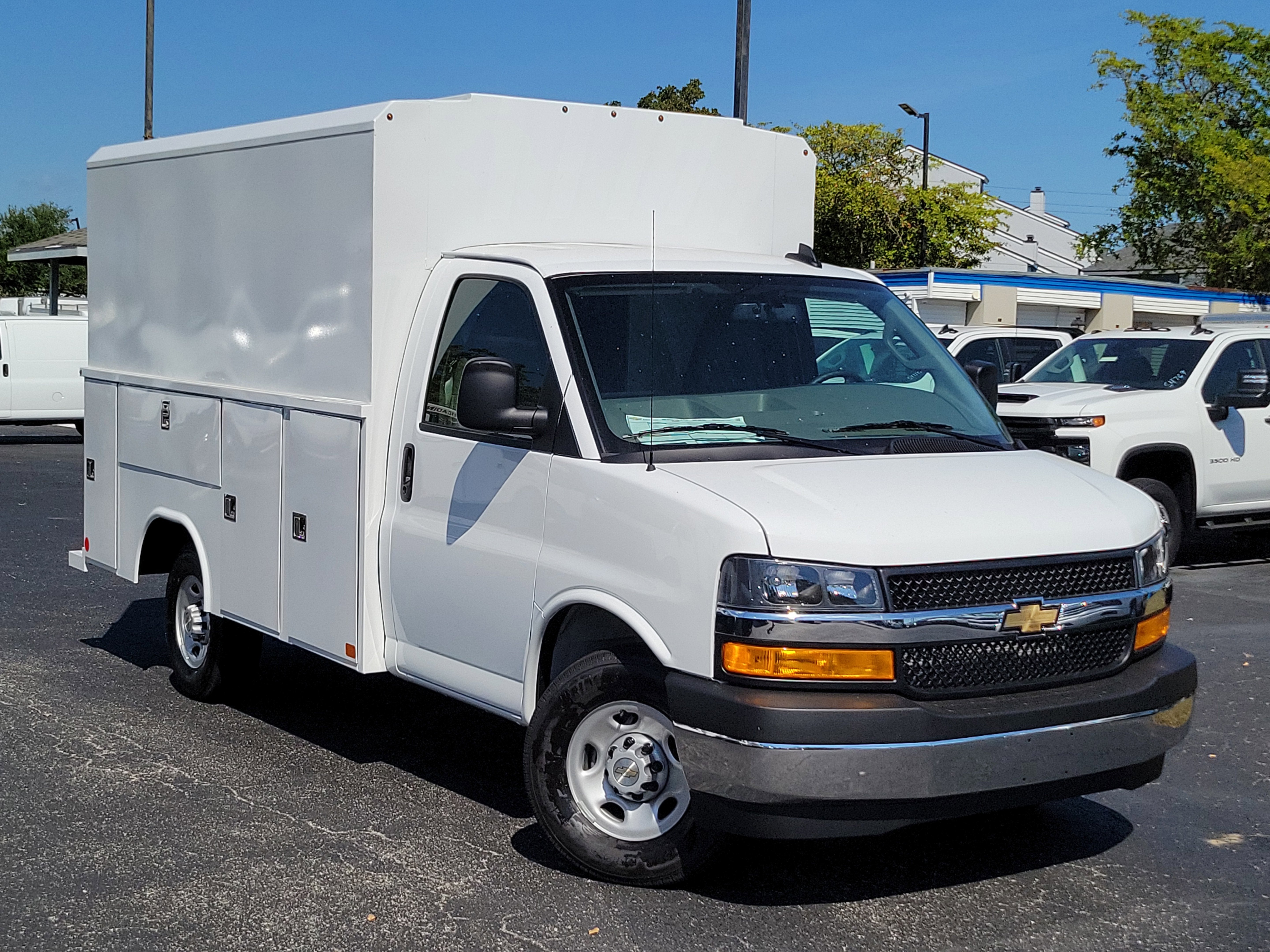 2025 Chevrolet Express Cutaway 3500 1WT