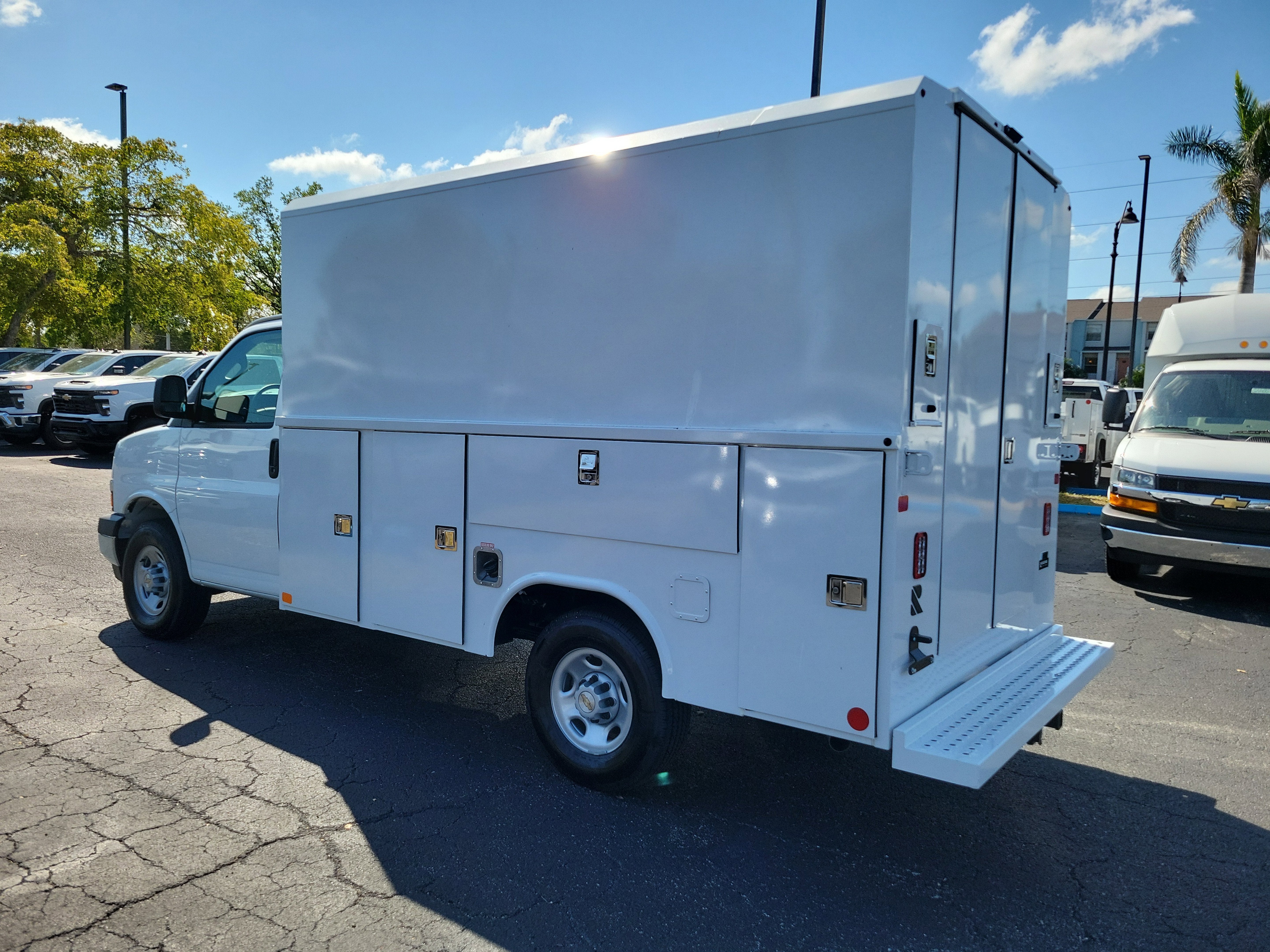 2025 Chevrolet Express Cutaway 3500 1WT
