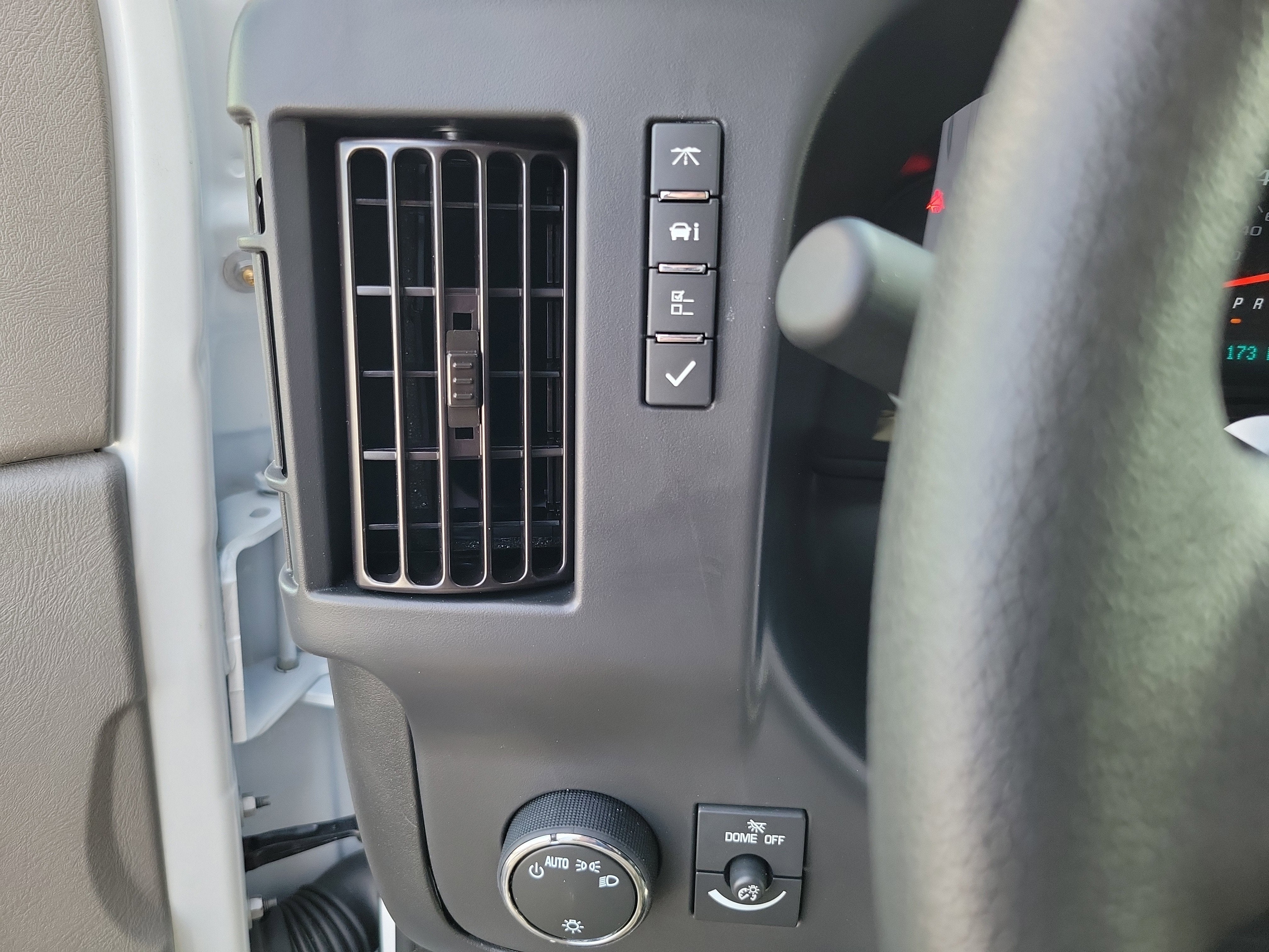 2025 Chevrolet Express Cutaway 3500 1WT