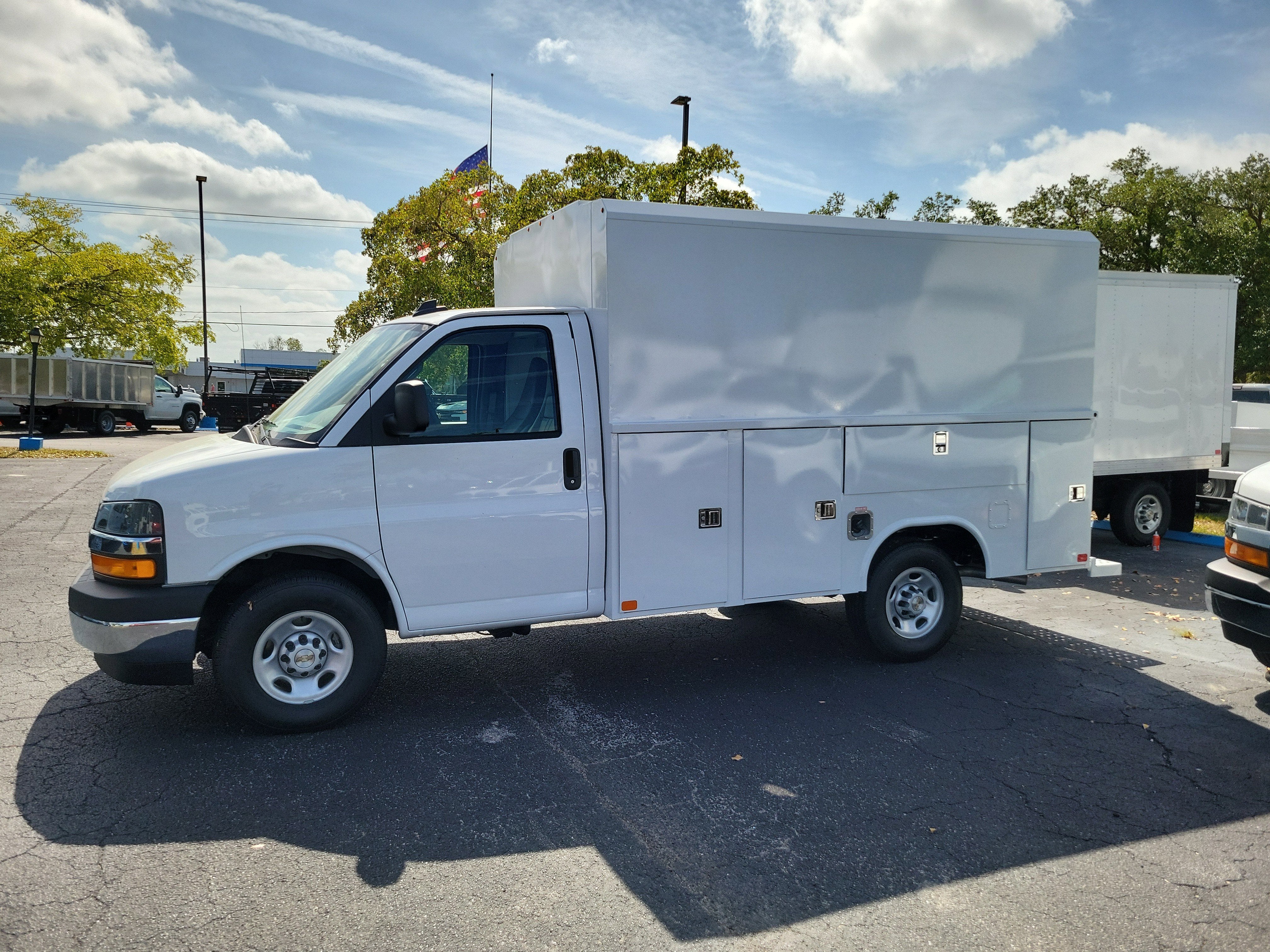 2025 Chevrolet Express Cutaway 3500 1WT