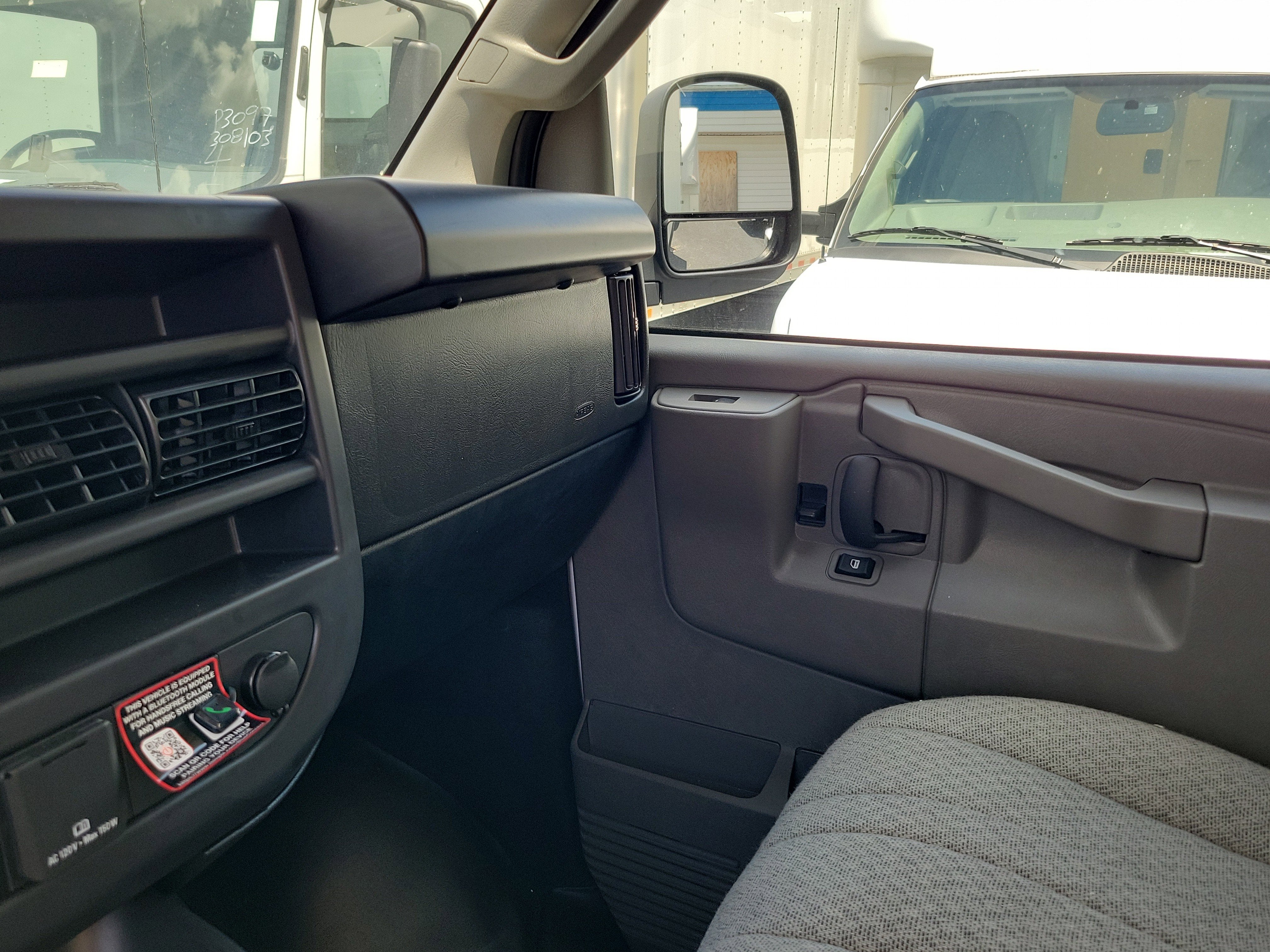 2025 Chevrolet Express Cutaway 3500 1WT