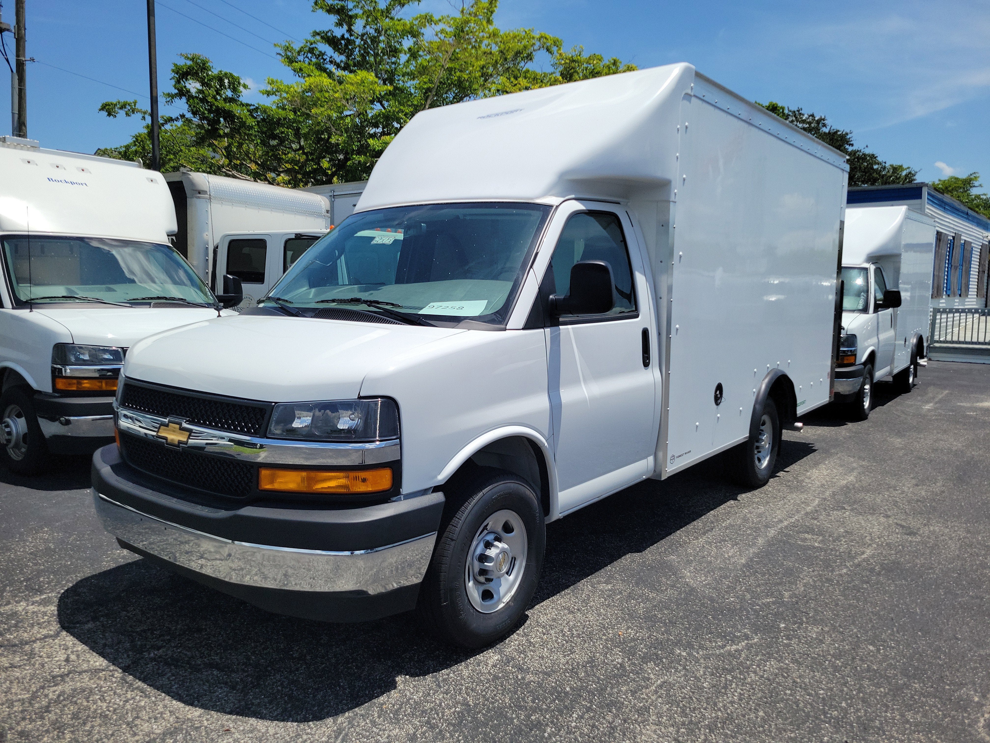 2025 Chevrolet Express Cutaway 3500 1WT