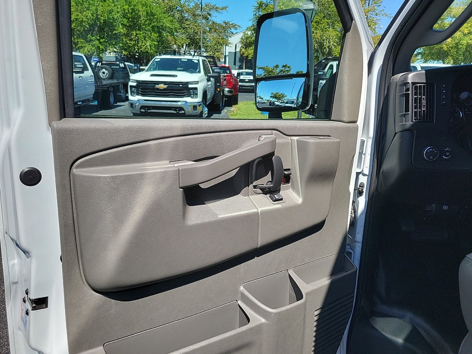 2024 Chevrolet Express Cutaway 3500 1WT