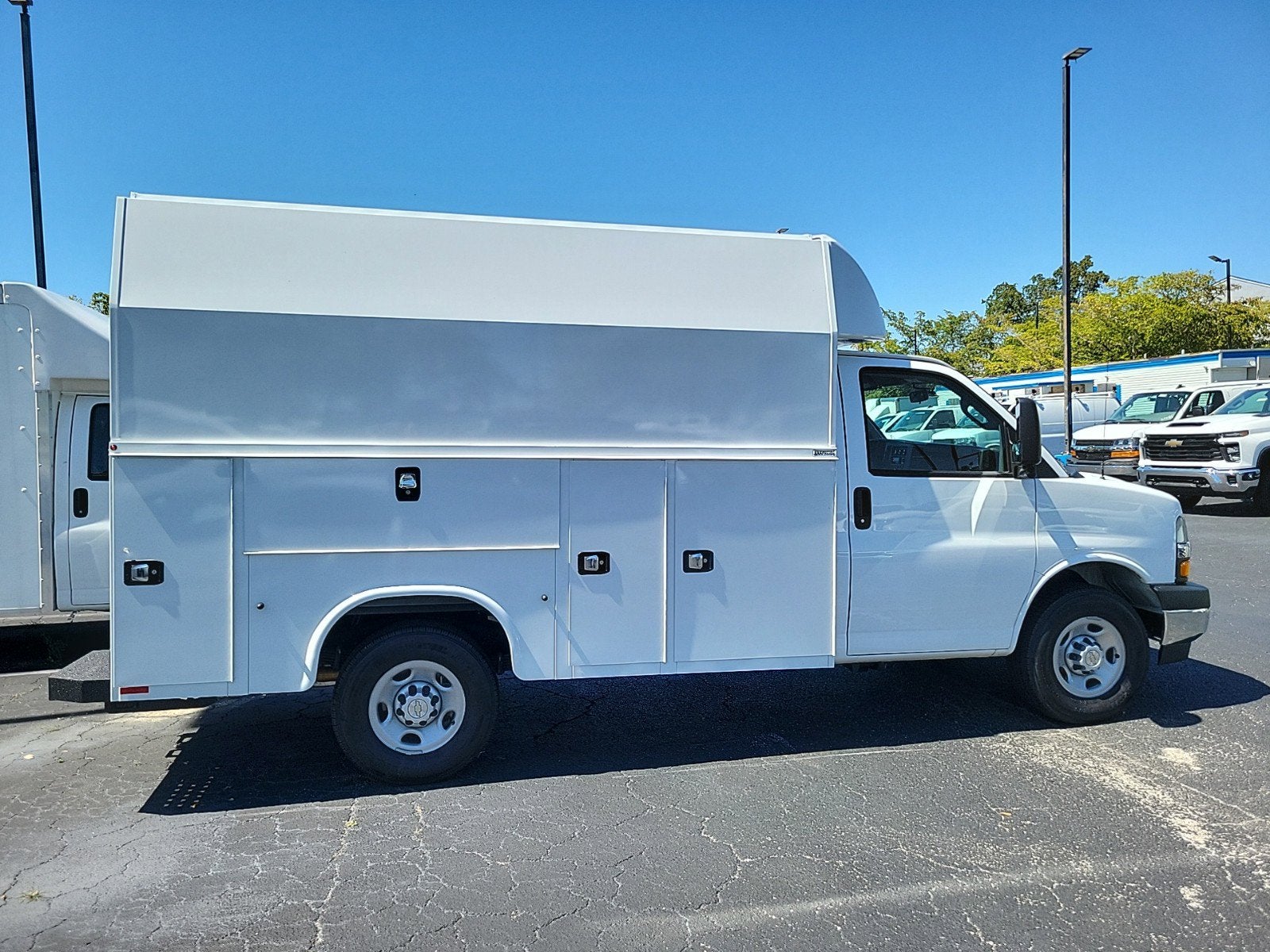 2024 Chevrolet Express Cutaway 3500 1WT