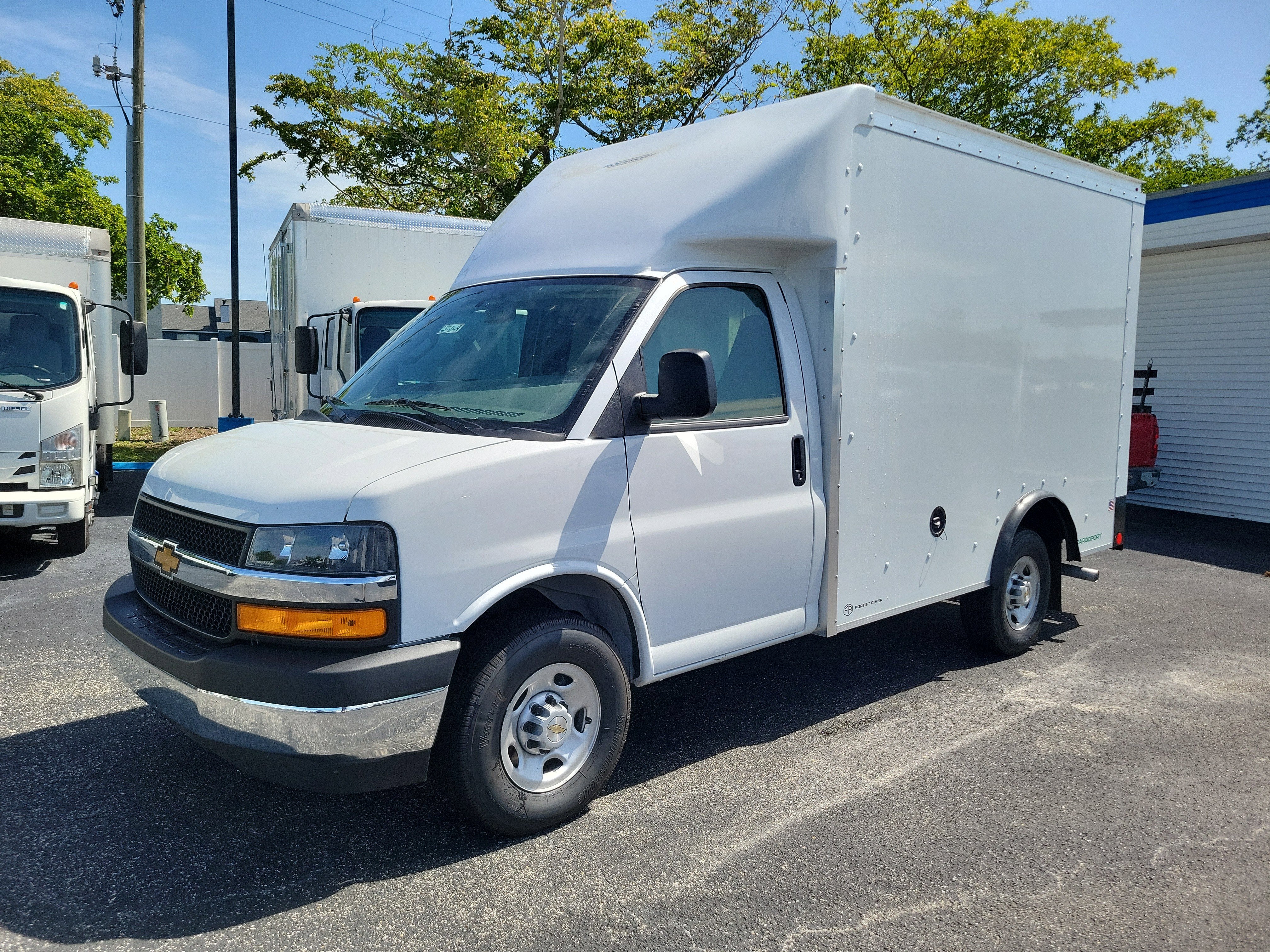 2025 Chevrolet Express Cutaway 3500 1WT