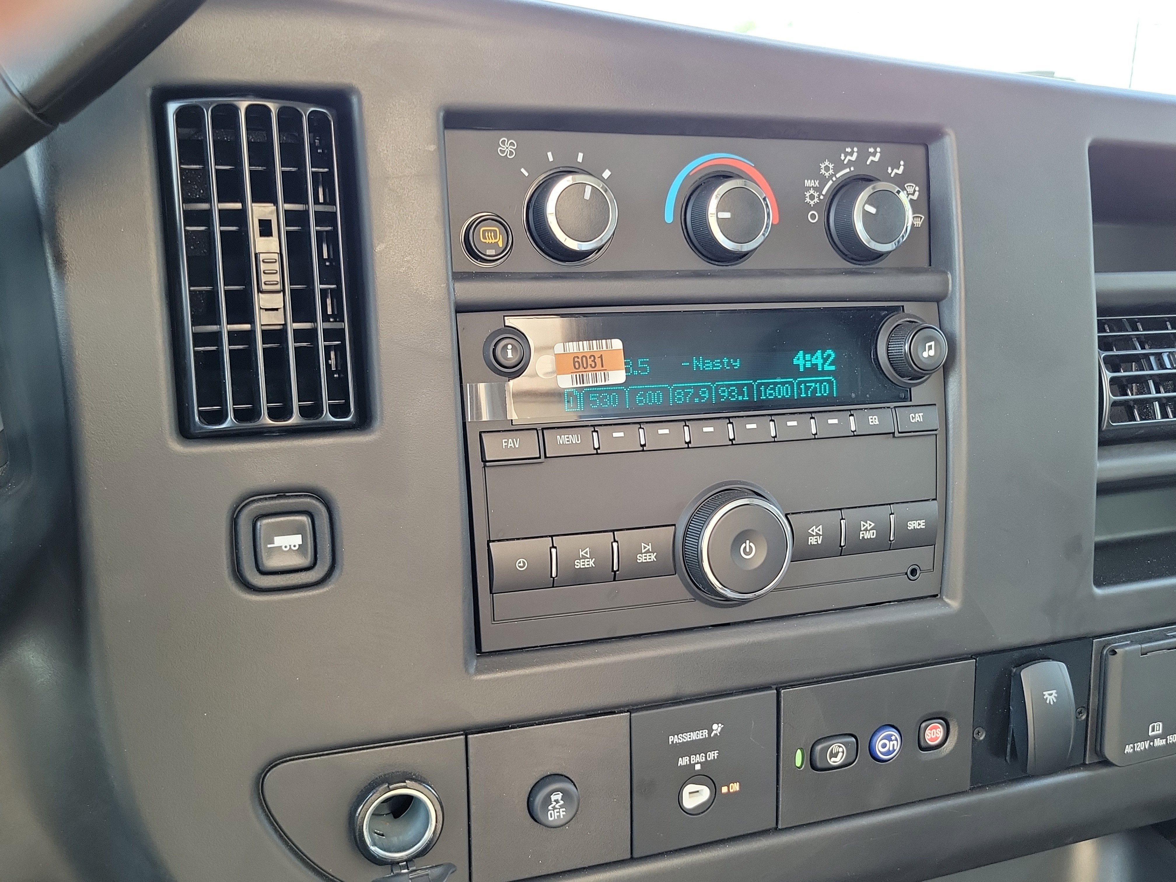 2025 Chevrolet Express Cutaway 3500 1WT