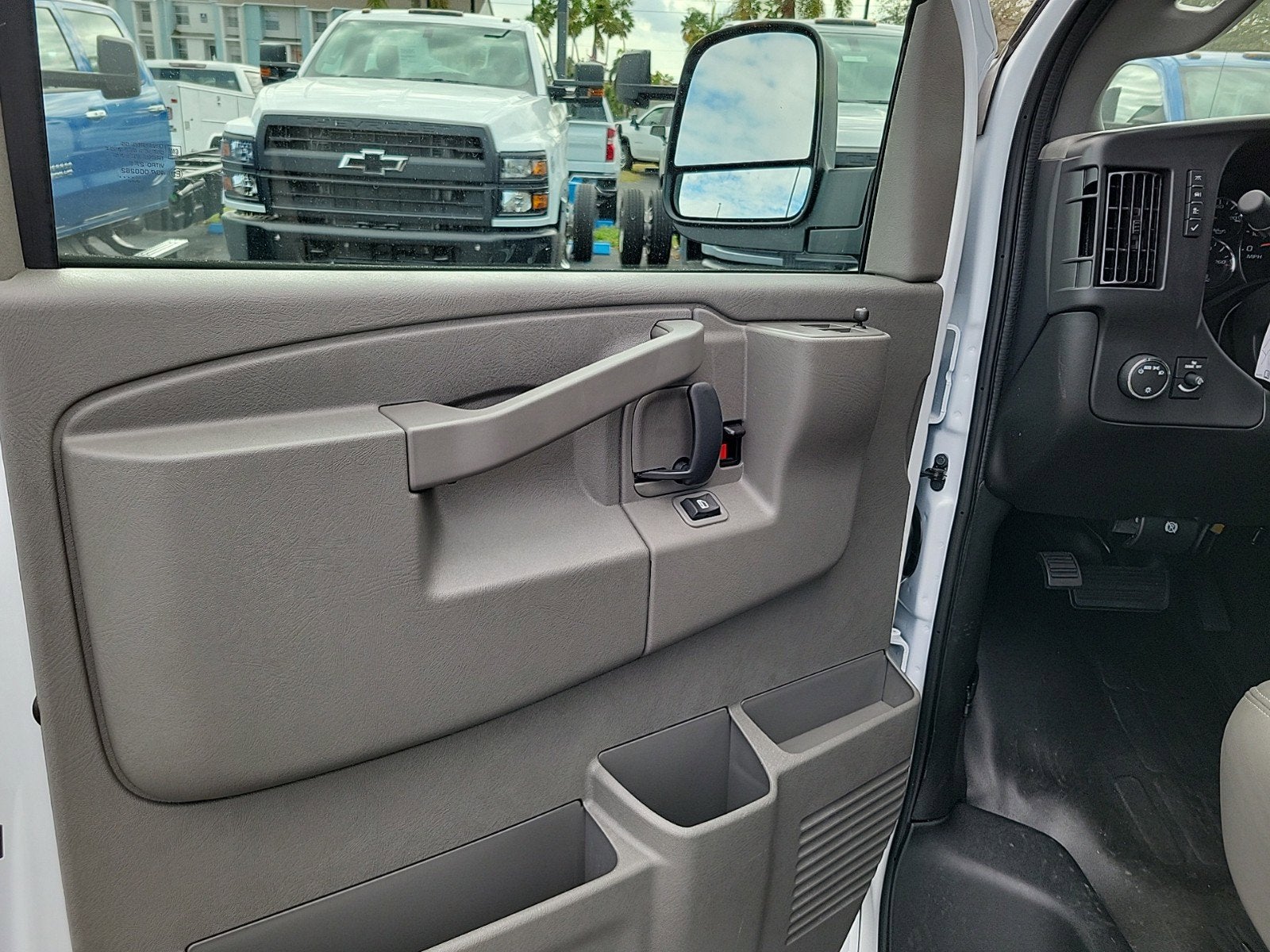 2025 Chevrolet Express Cargo 2500 WT