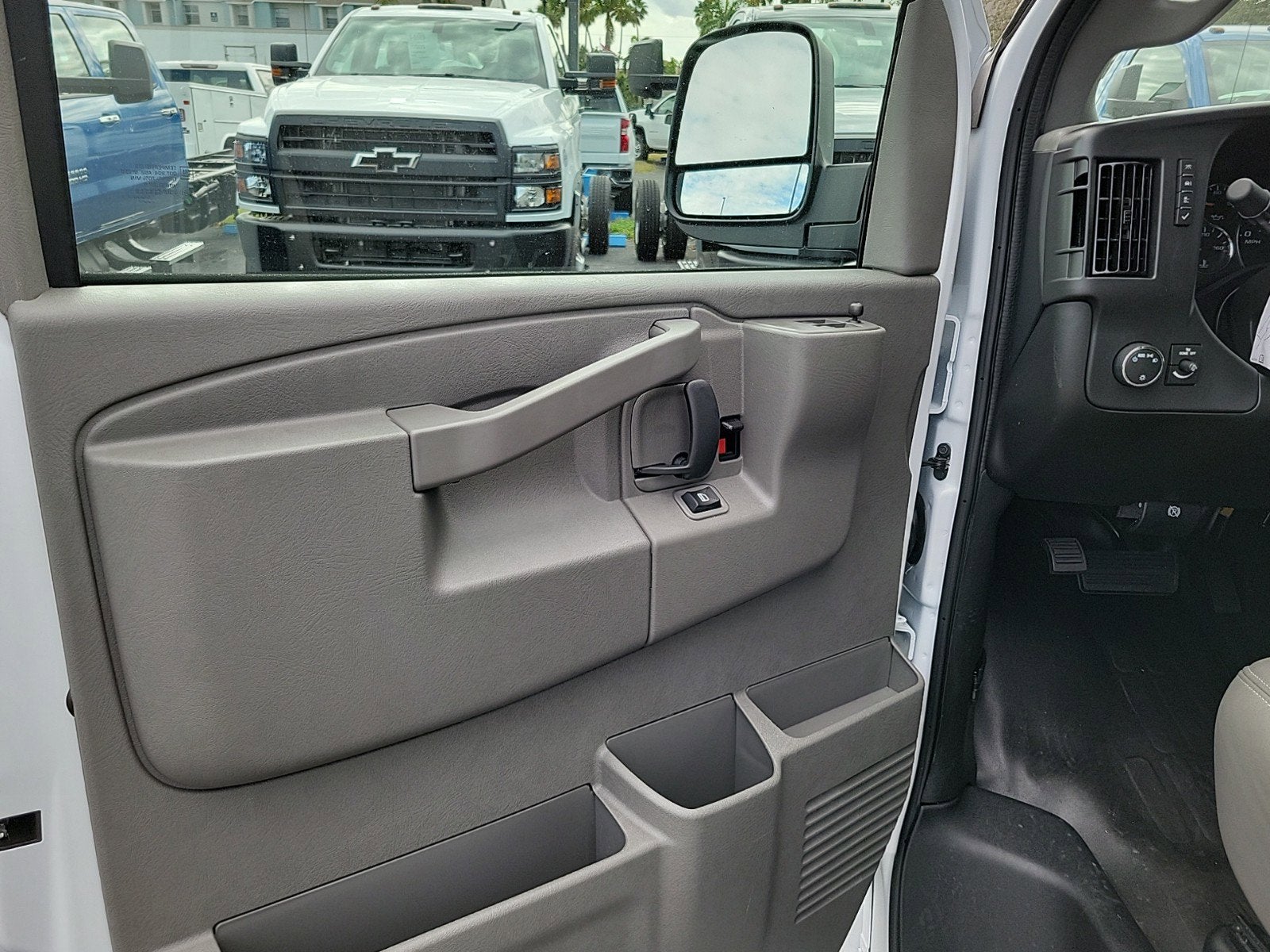 2025 Chevrolet Express Cargo 2500 WT