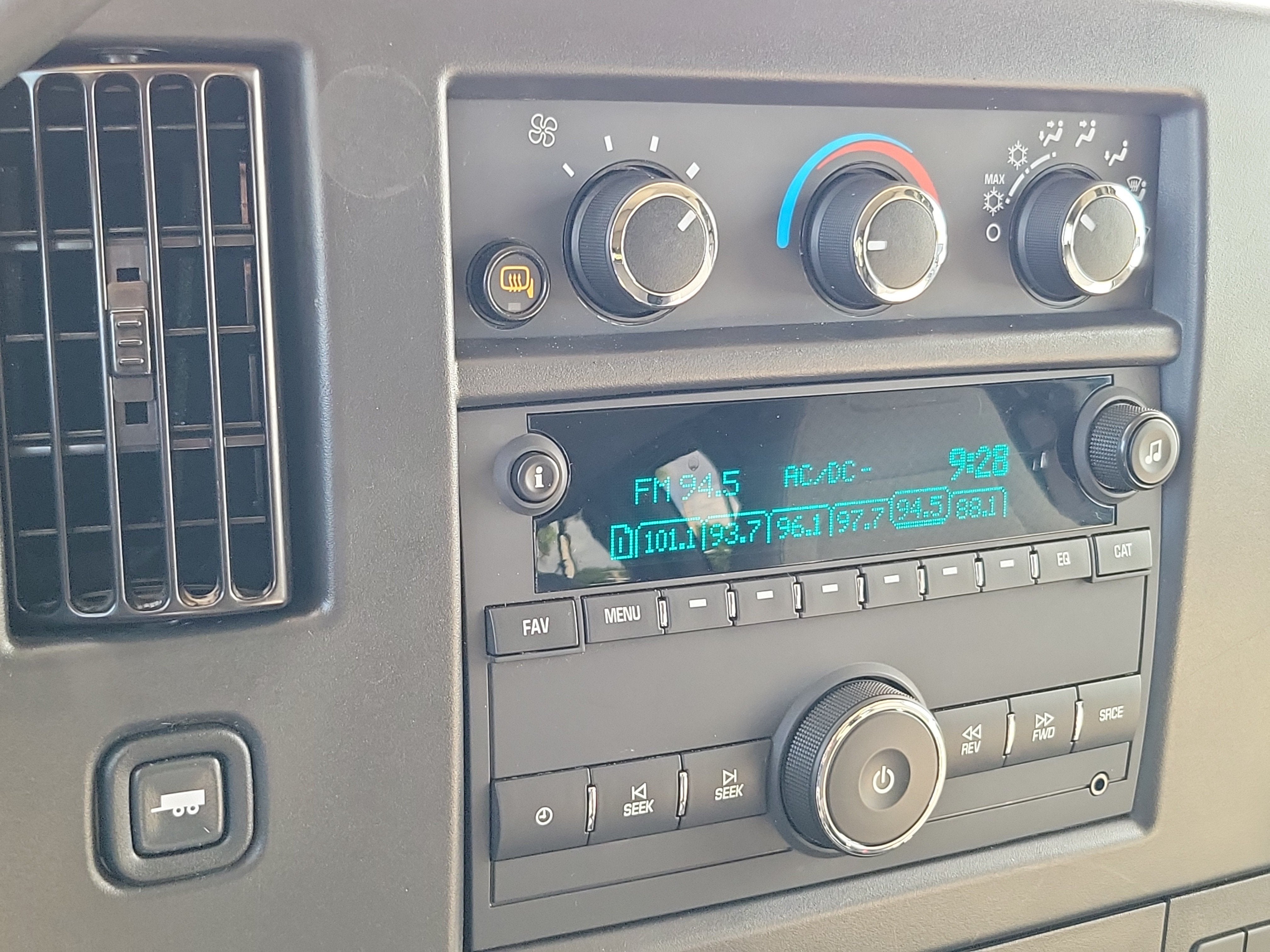 2025 GMC Savana Passenger LT