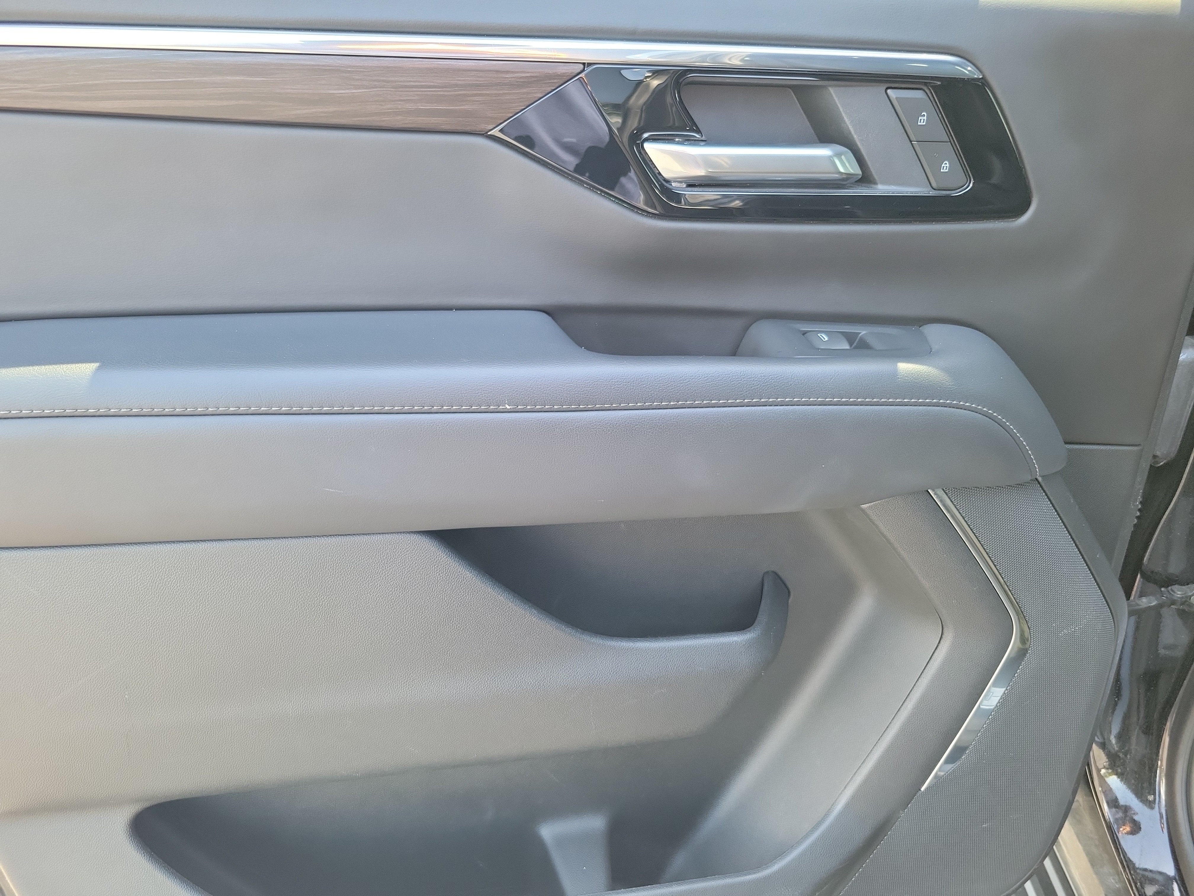 2025 Chevrolet Suburban LT