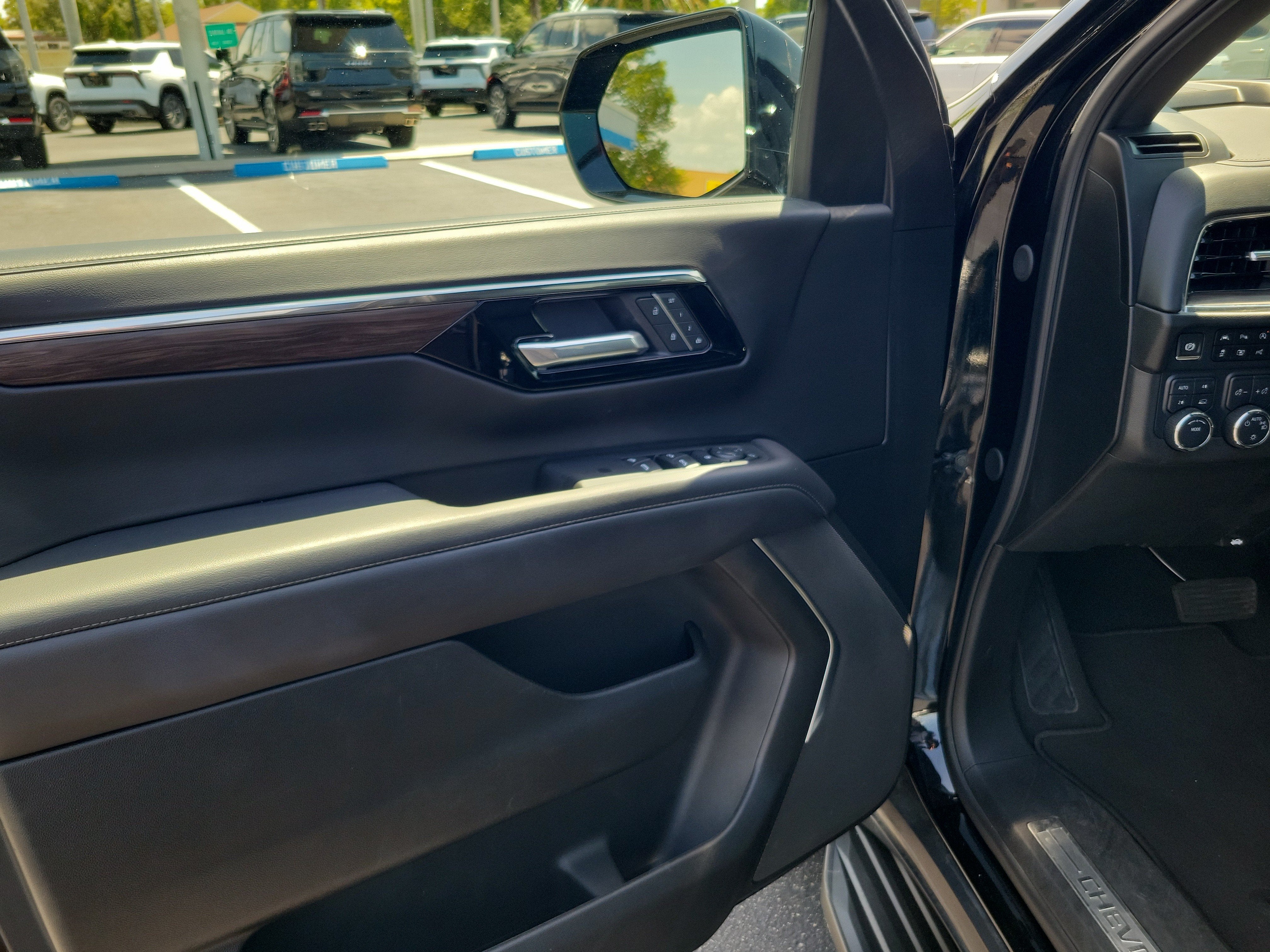2025 Chevrolet Suburban LT