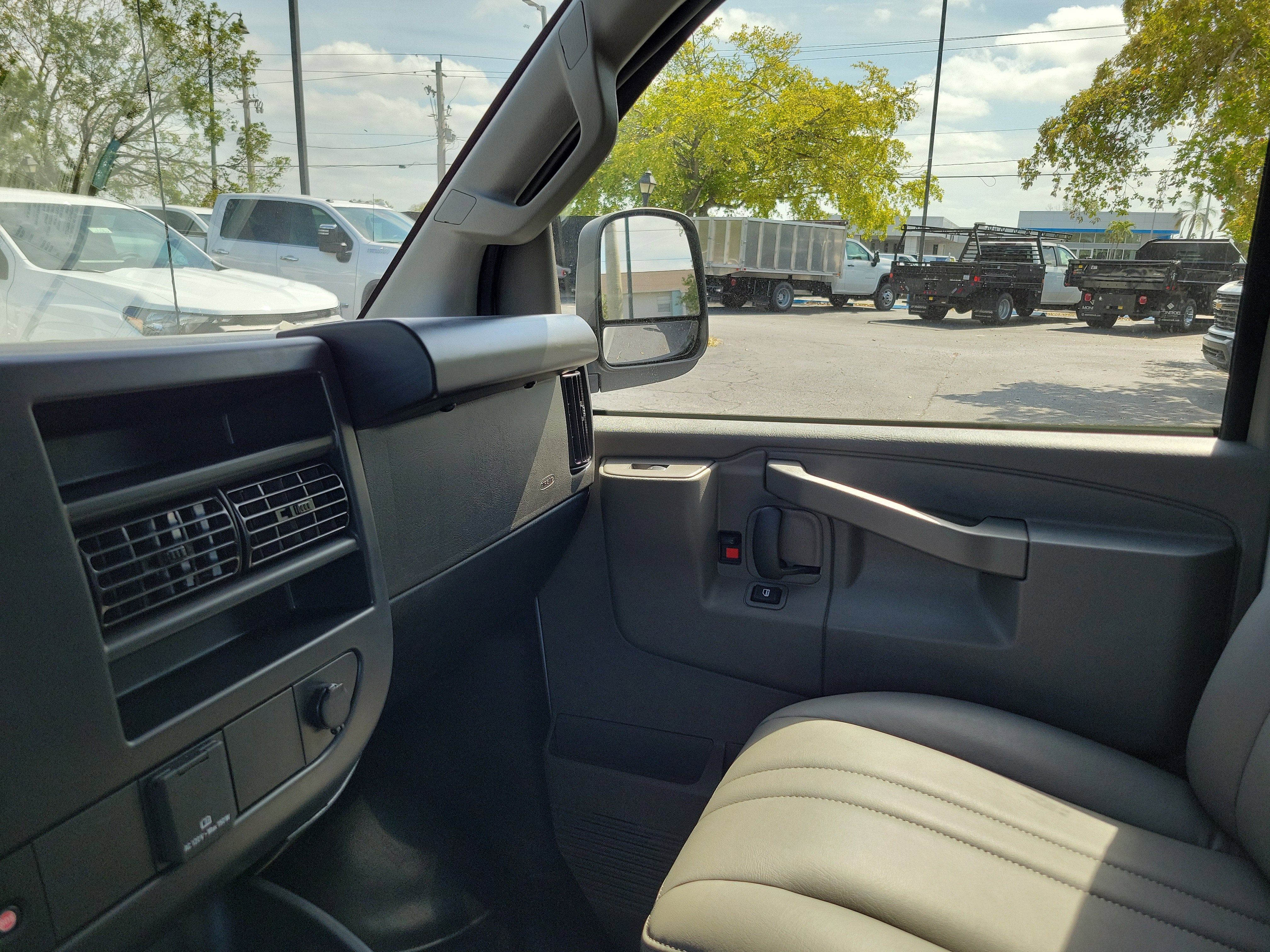 2025 Chevrolet Express Cutaway 3500 1WT