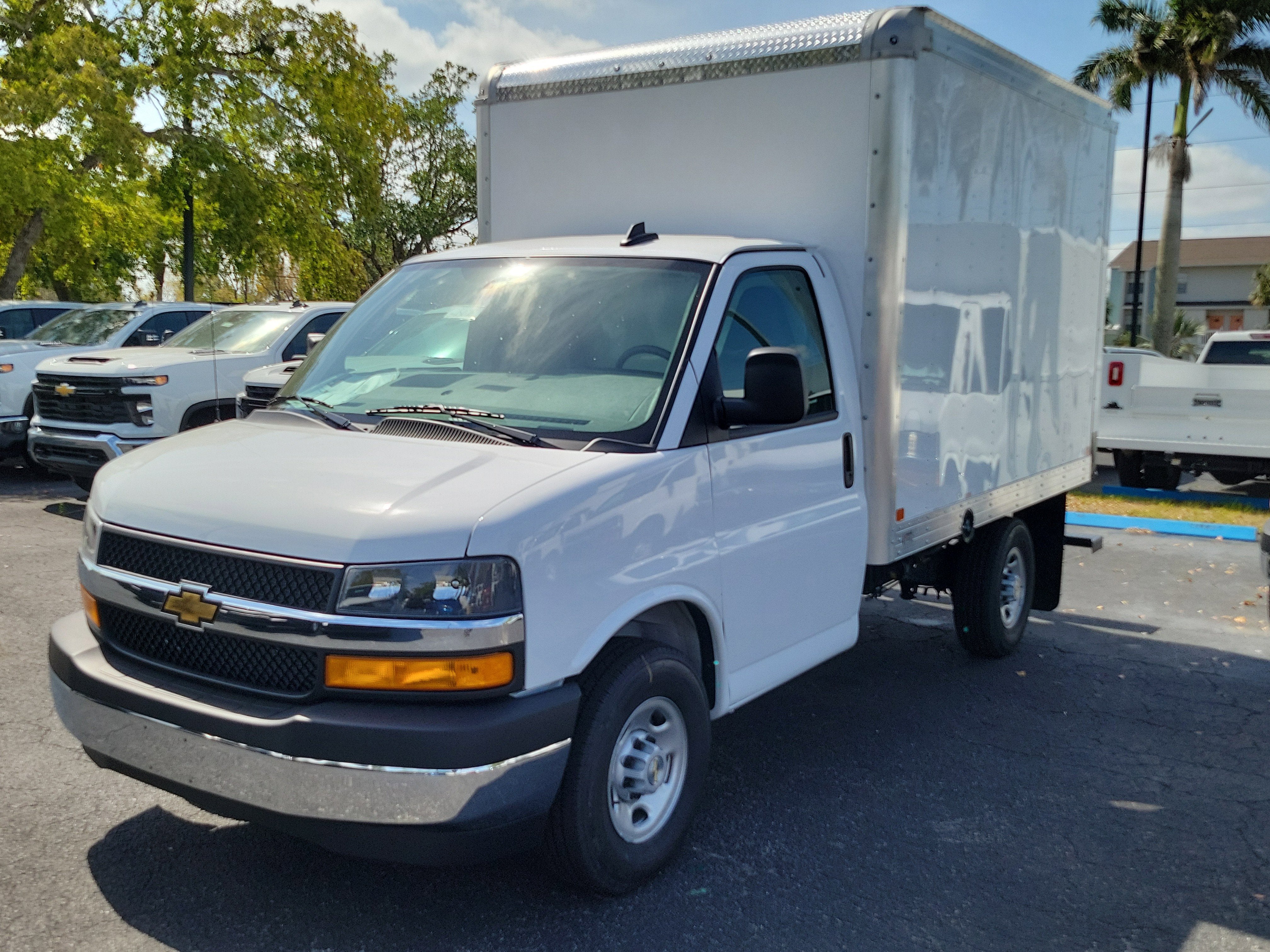 2025 Chevrolet Express Cutaway 3500 1WT