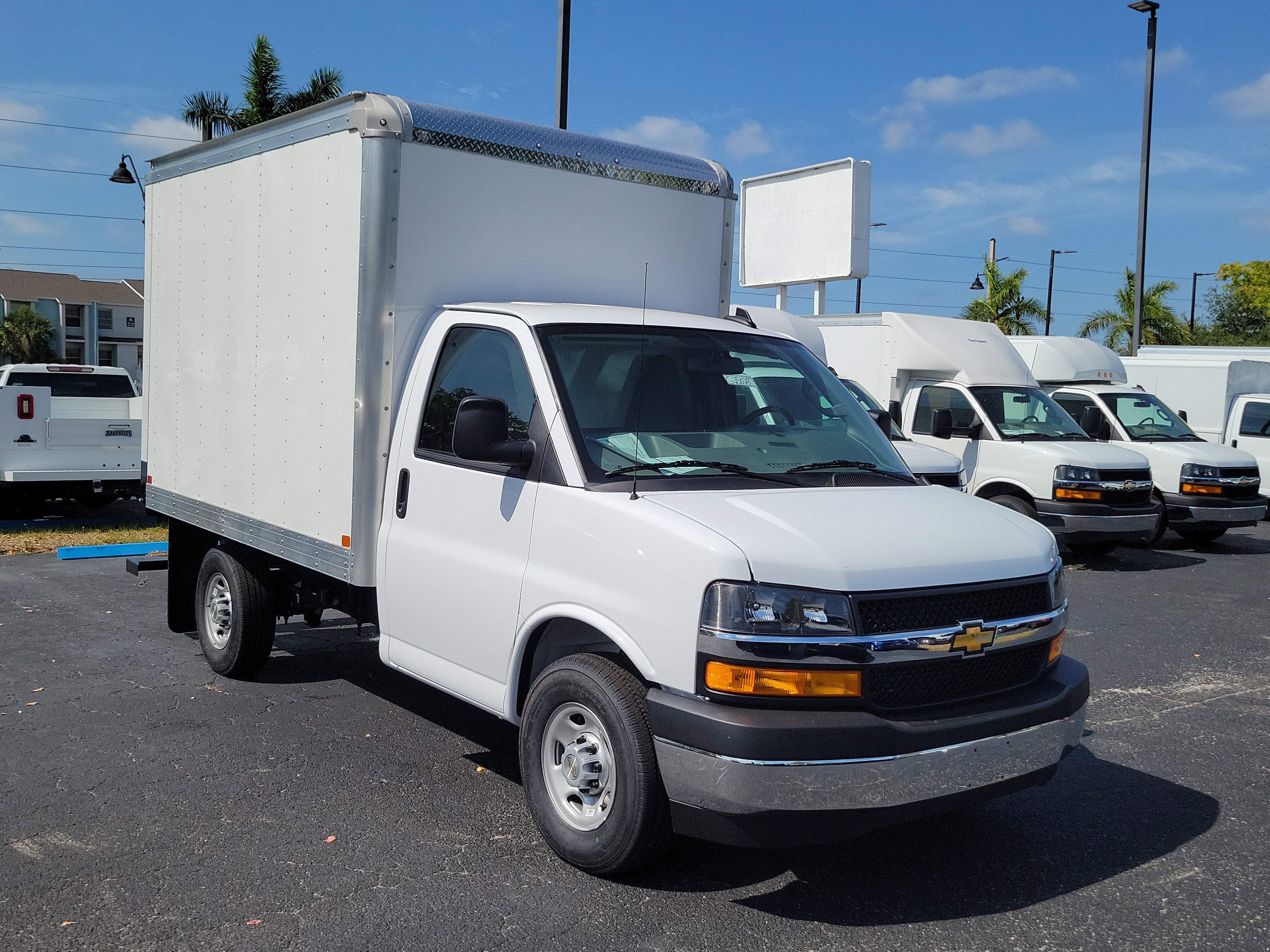 2025 Chevrolet Express Cutaway 3500 1WT