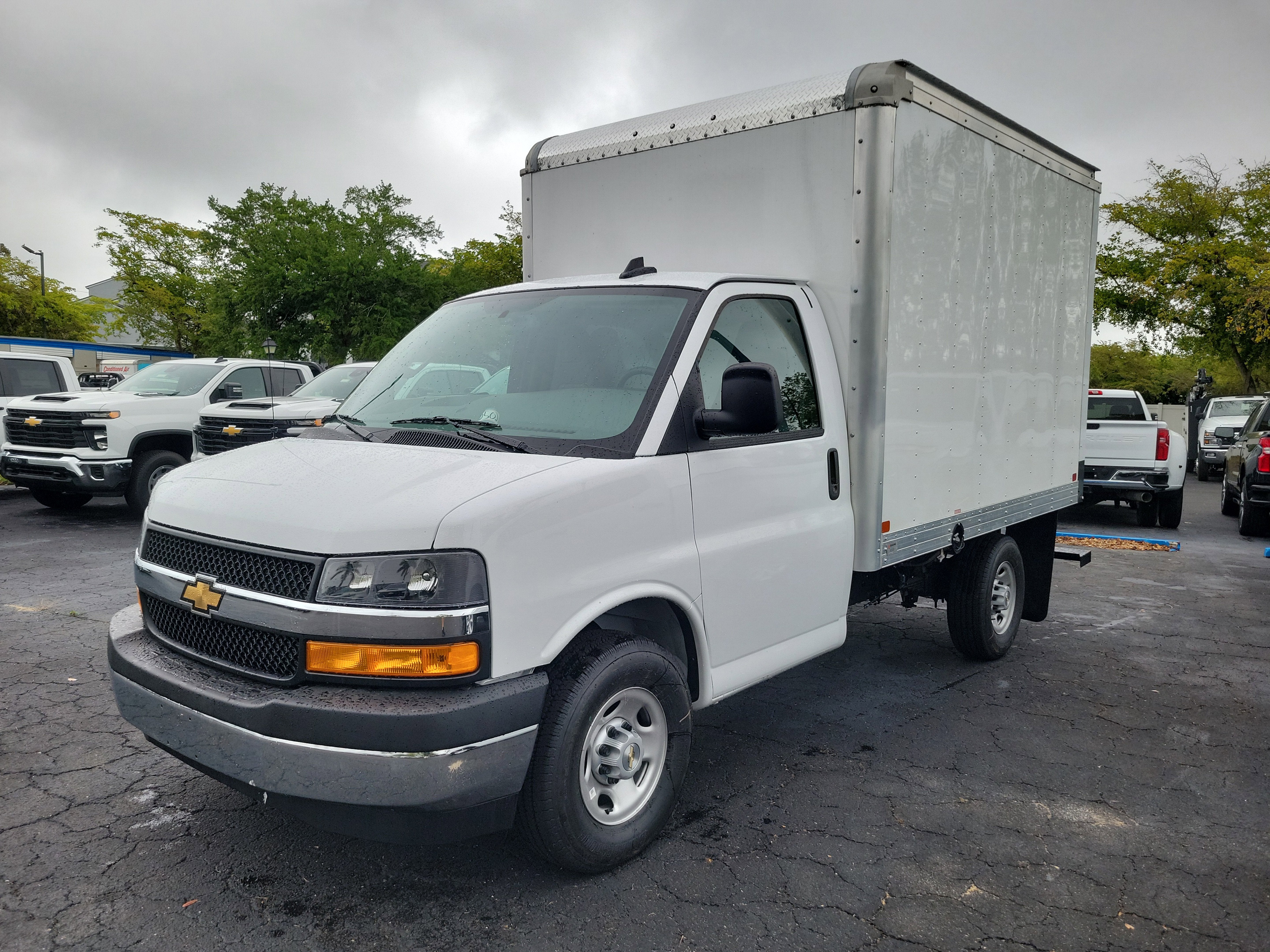 2025 Chevrolet Express Cutaway 3500 1WT