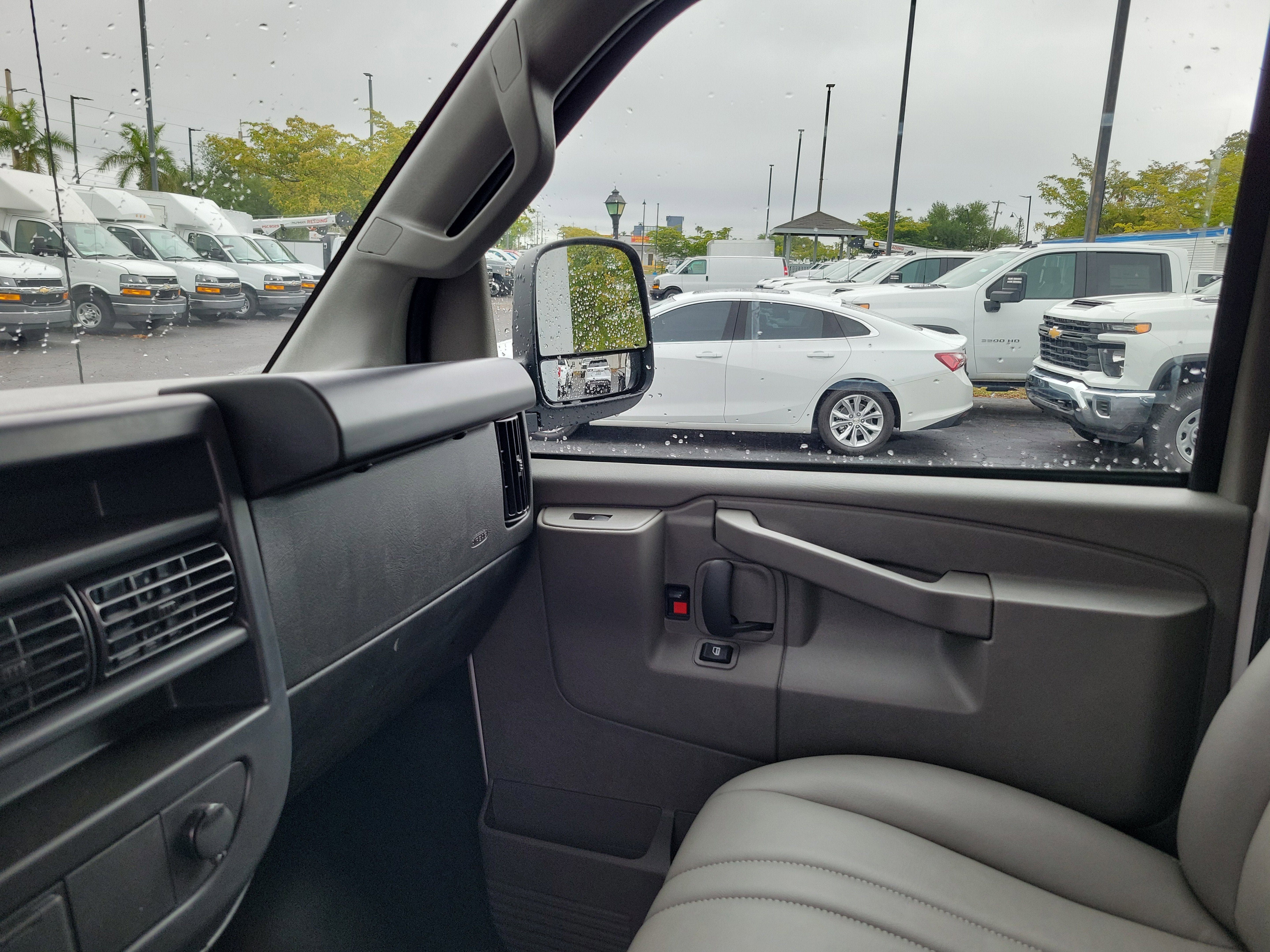 2025 Chevrolet Express Cutaway 3500 1WT