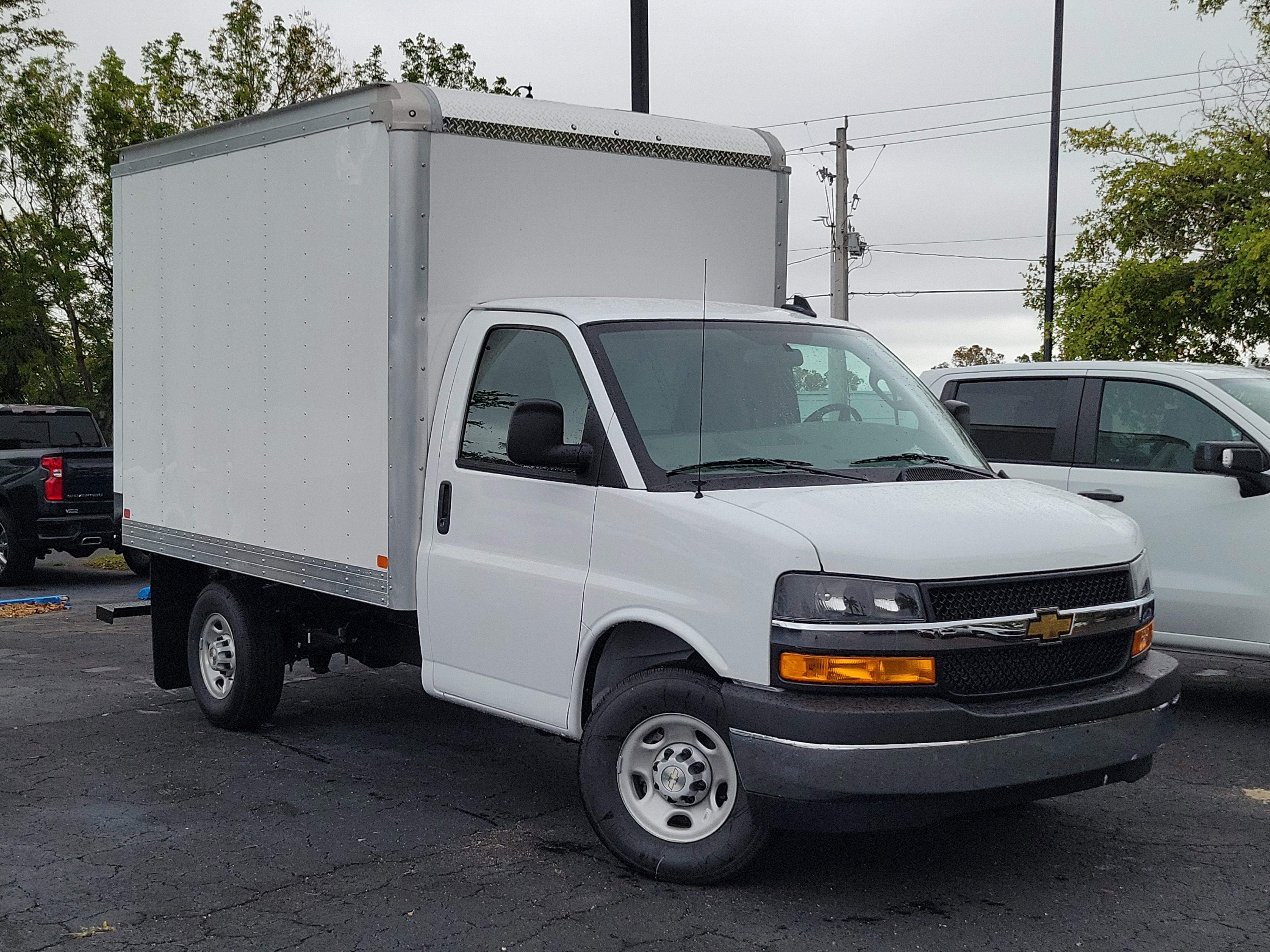 2025 Chevrolet Express Cutaway 3500 1WT