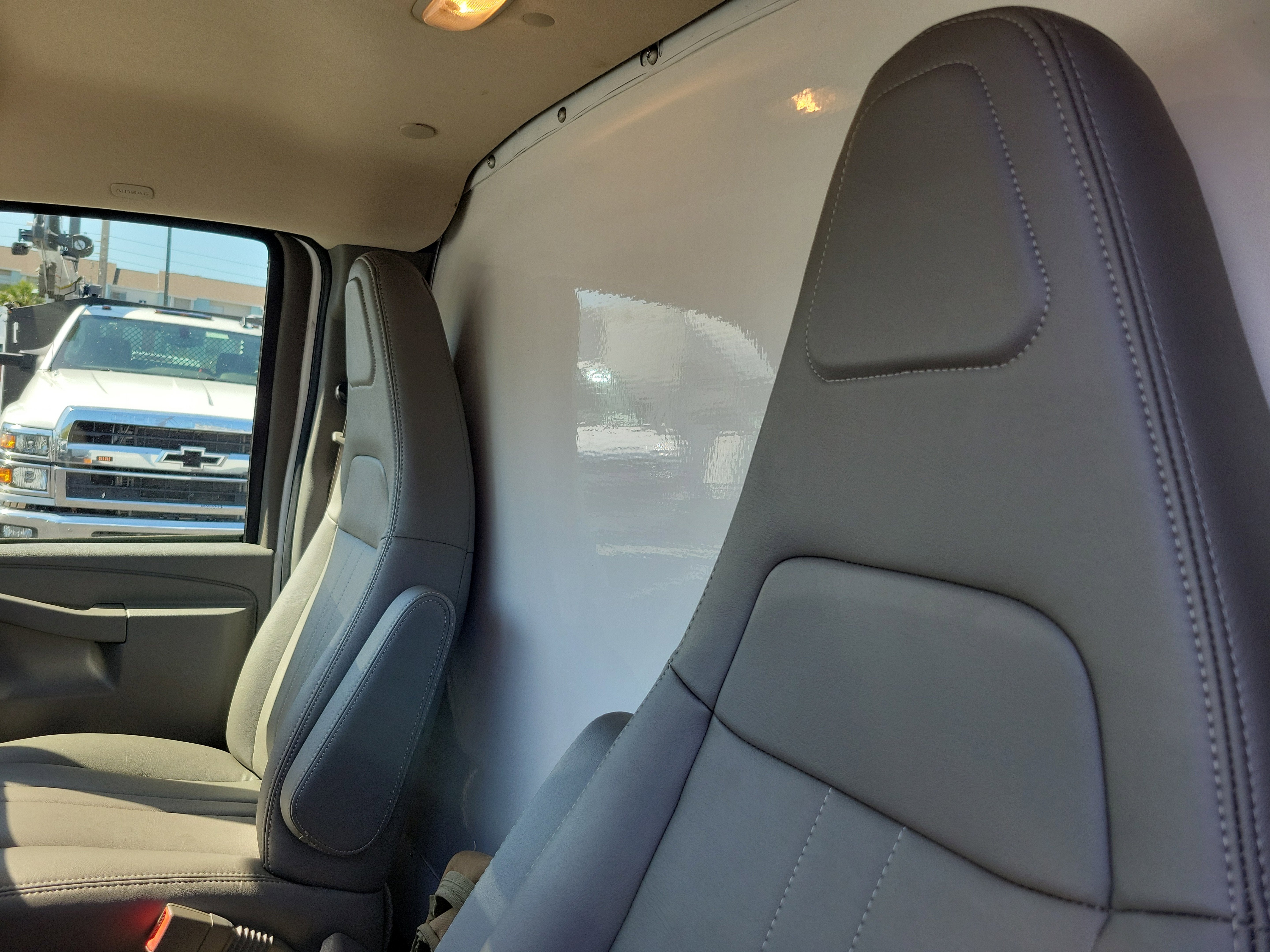 2025 Chevrolet Express Cutaway 3500 1WT