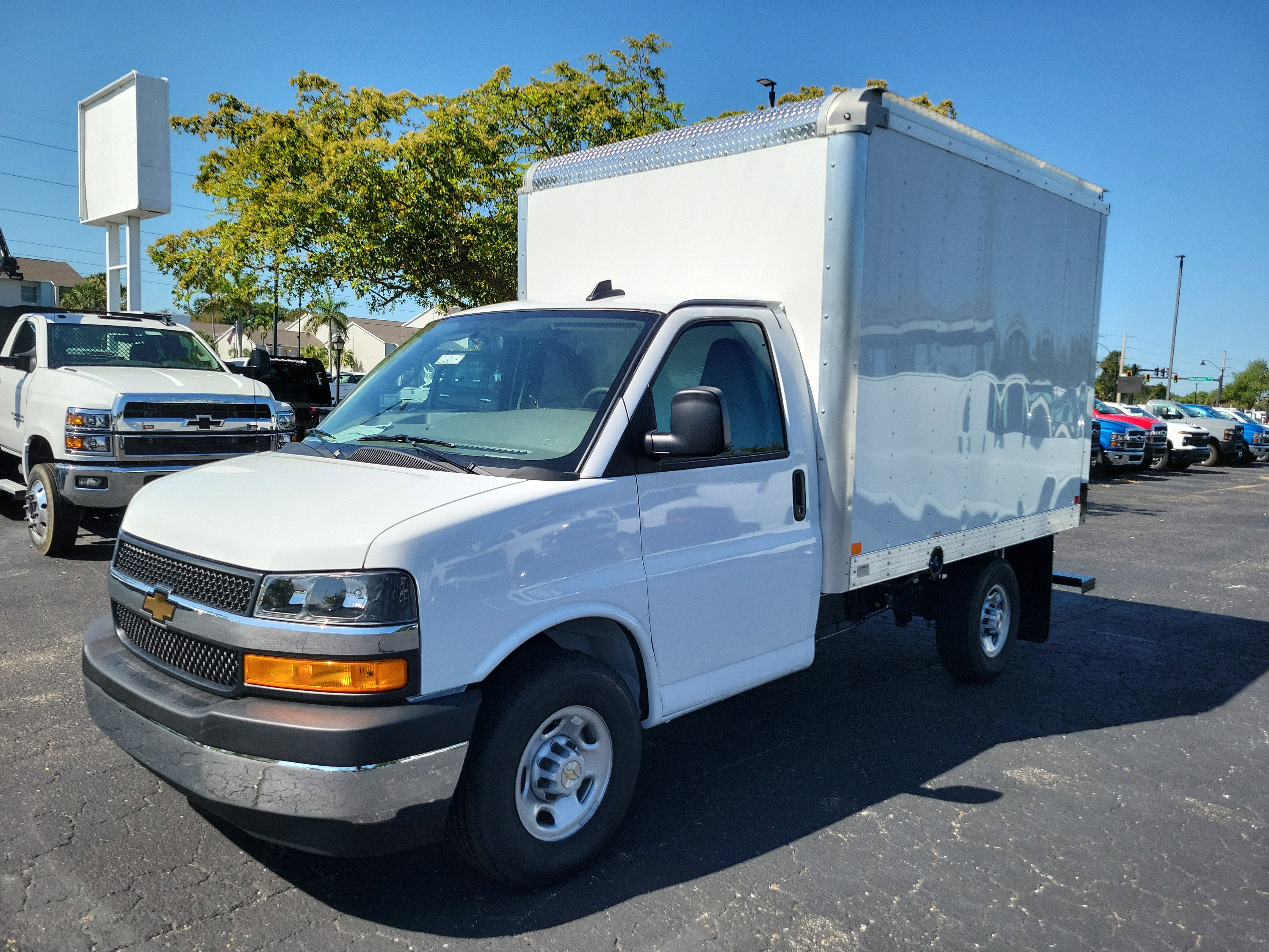 2025 Chevrolet Express Cutaway 3500 1WT
