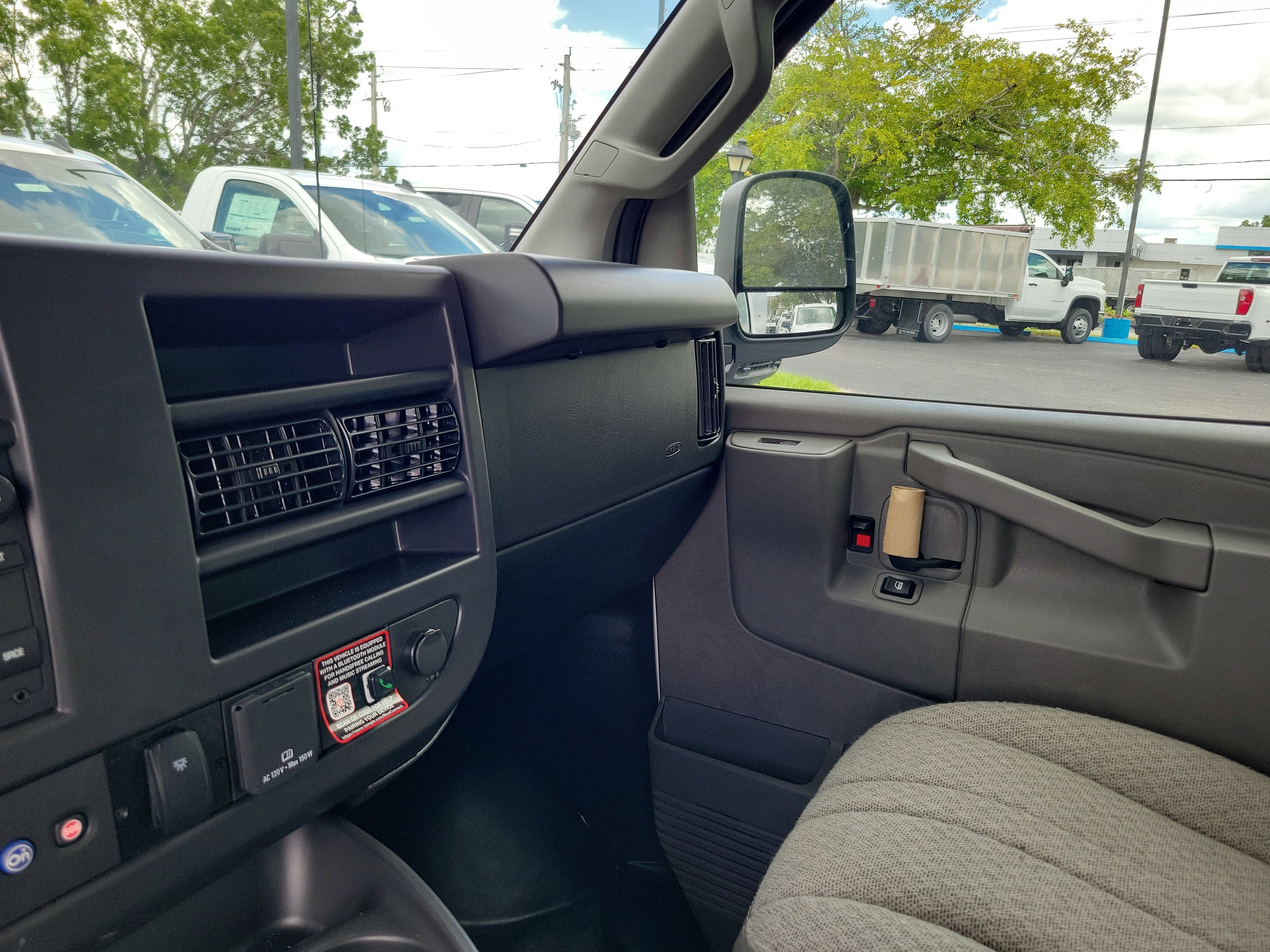 2025 Chevrolet Express Cutaway 3500 1WT