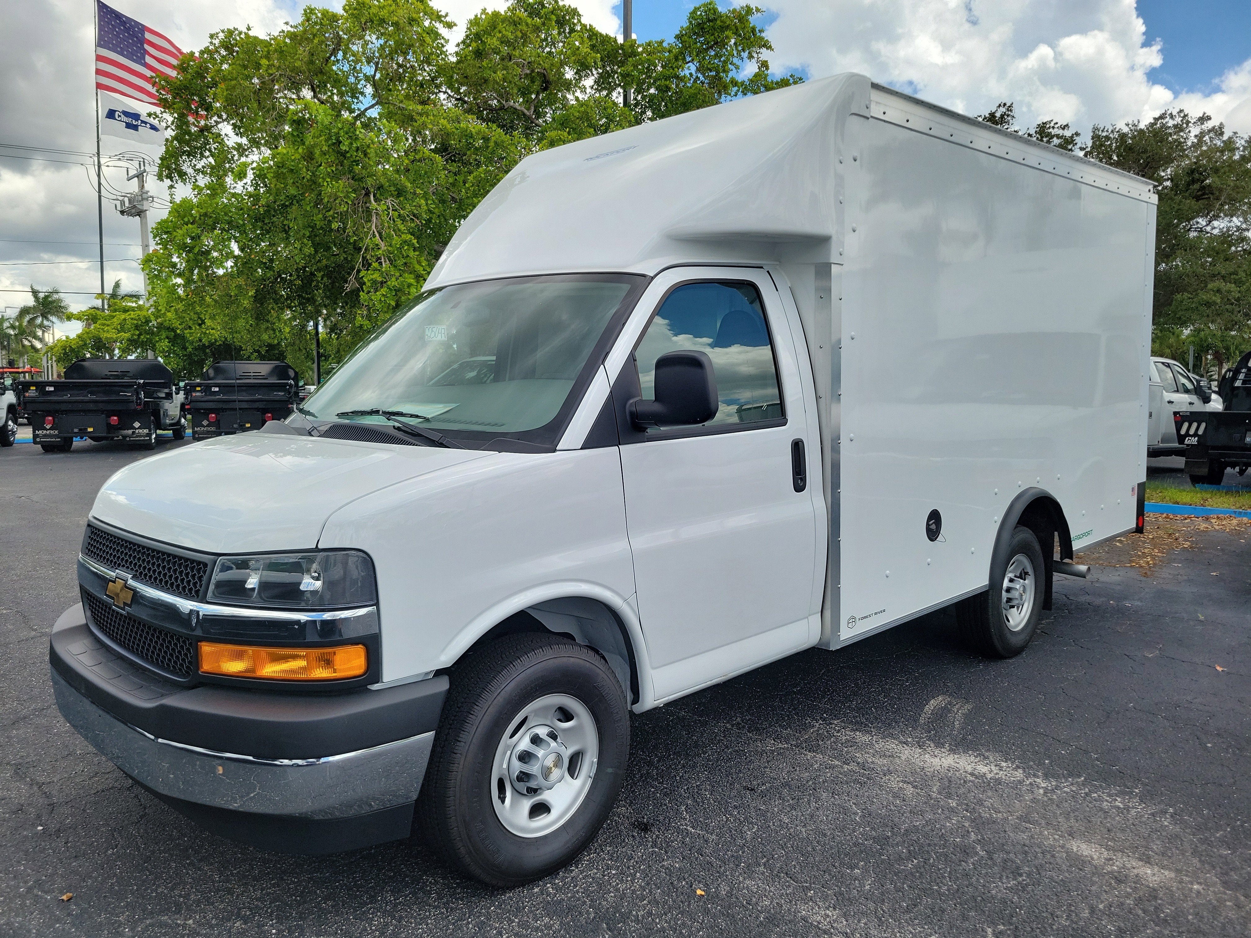 2025 Chevrolet Express Cutaway 3500 1WT