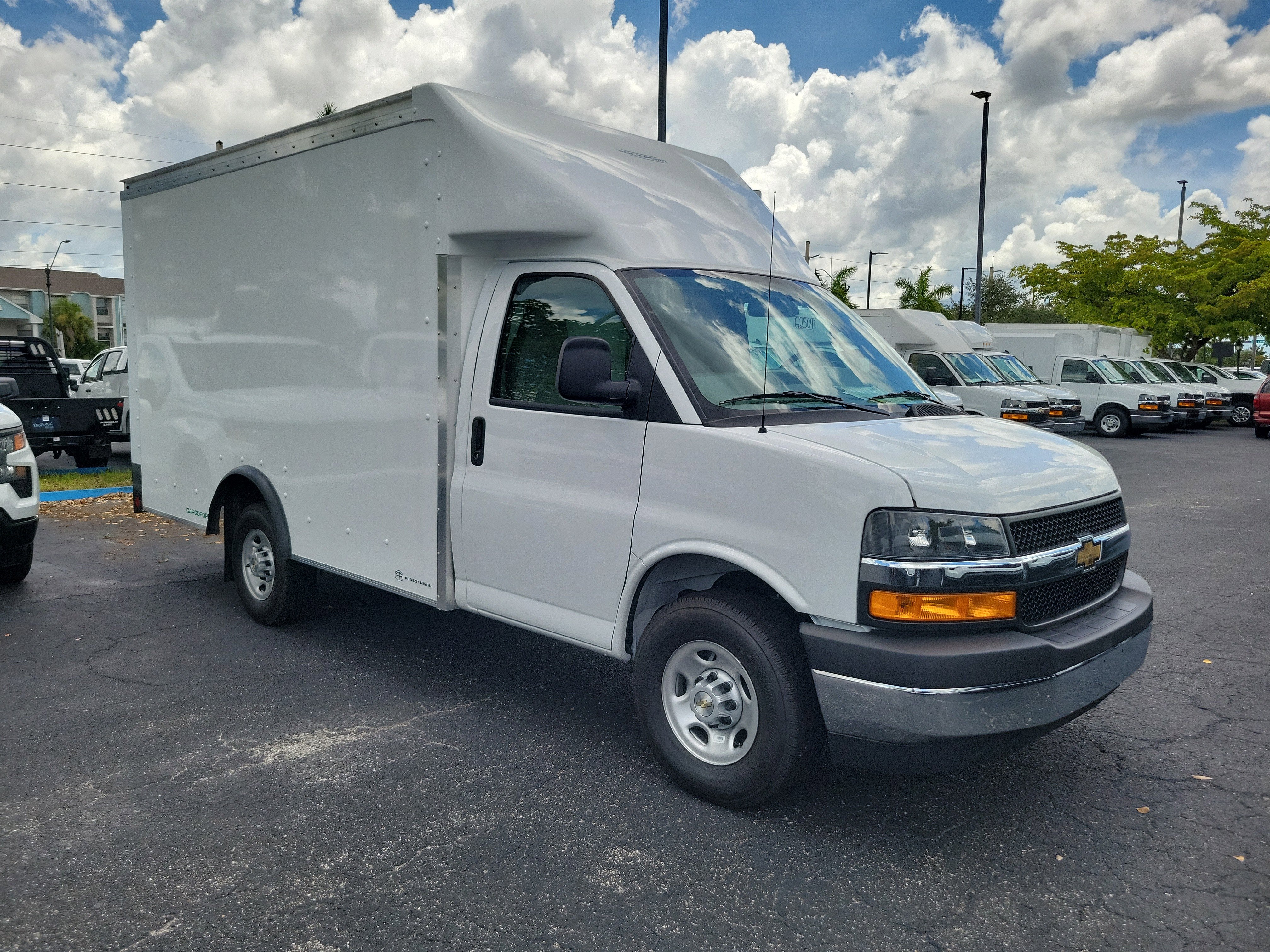 2025 Chevrolet Express Cutaway 3500 1WT