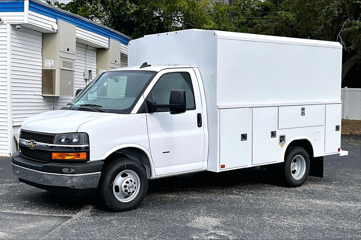 2025 Chevrolet Express Cutaway 3500 1WT
