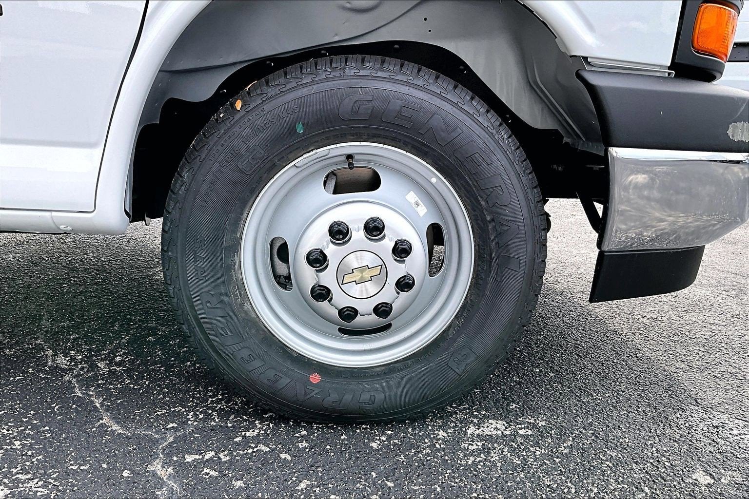 2025 Chevrolet Express Cutaway 3500 1WT