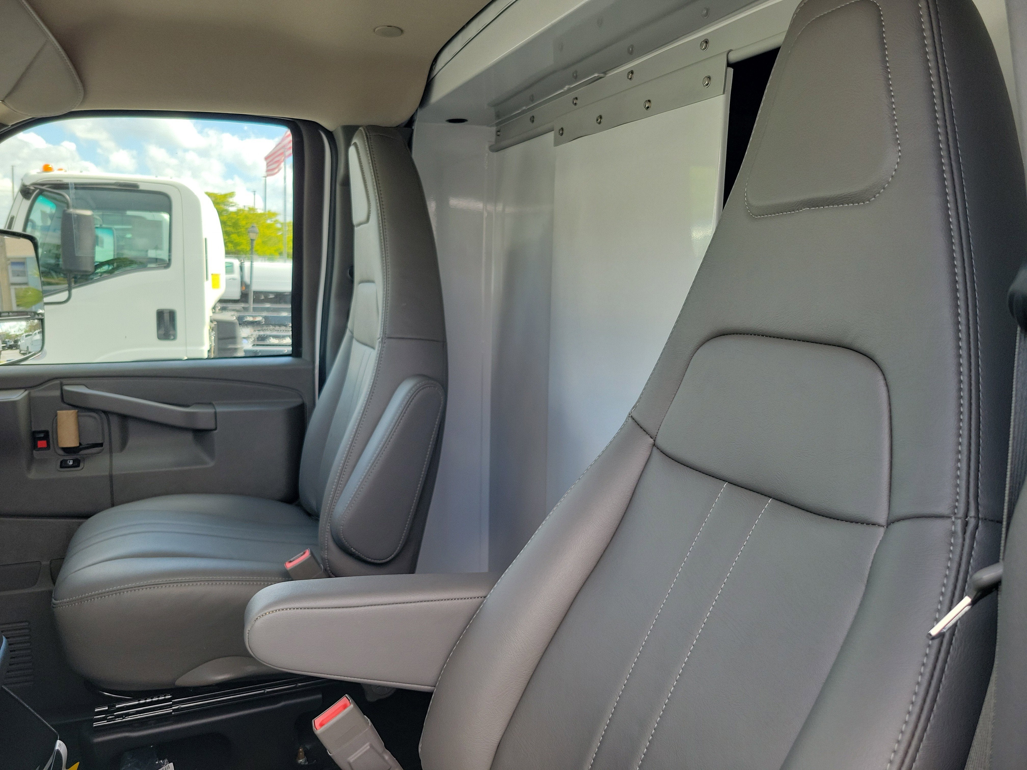 2025 Chevrolet Express Cutaway 3500 1WT