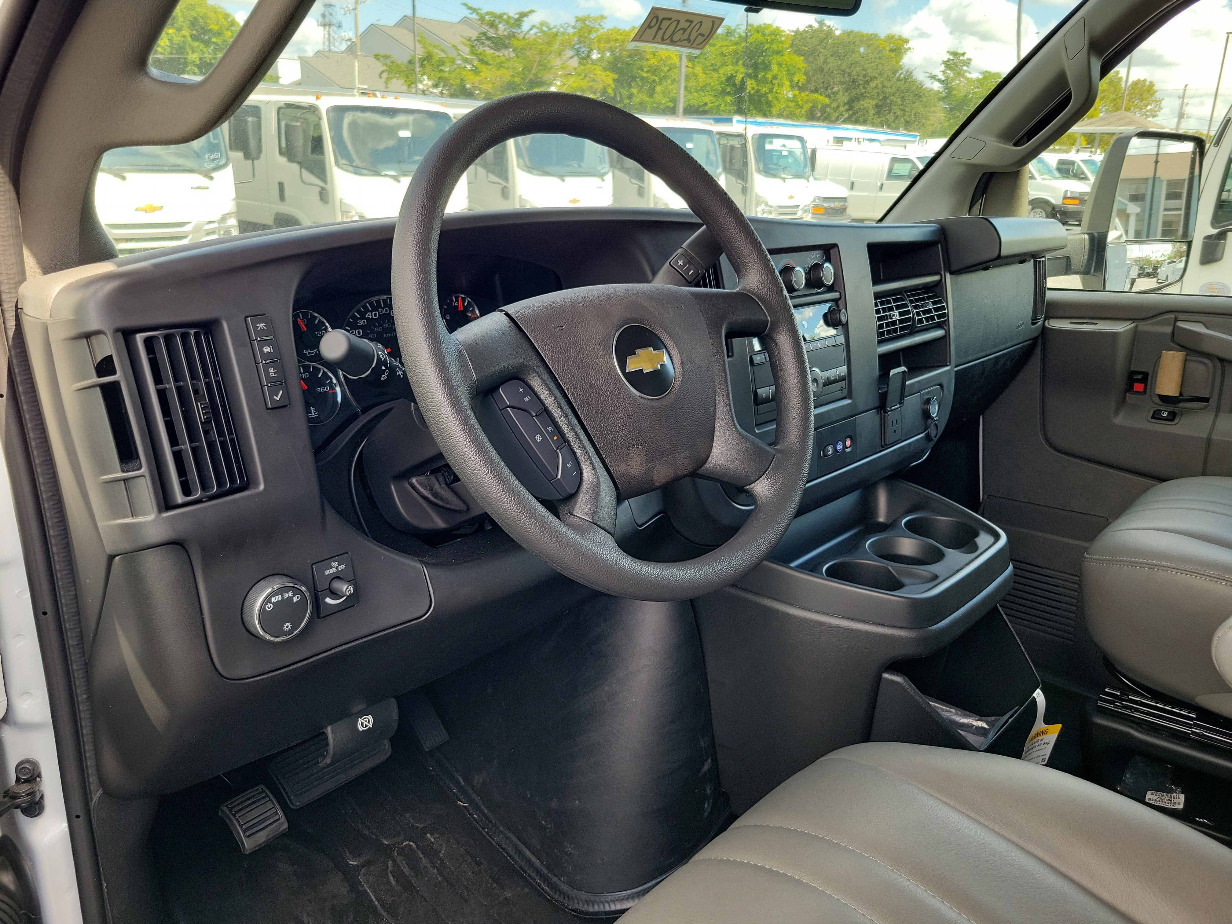 2025 Chevrolet Express Cutaway 3500 1WT