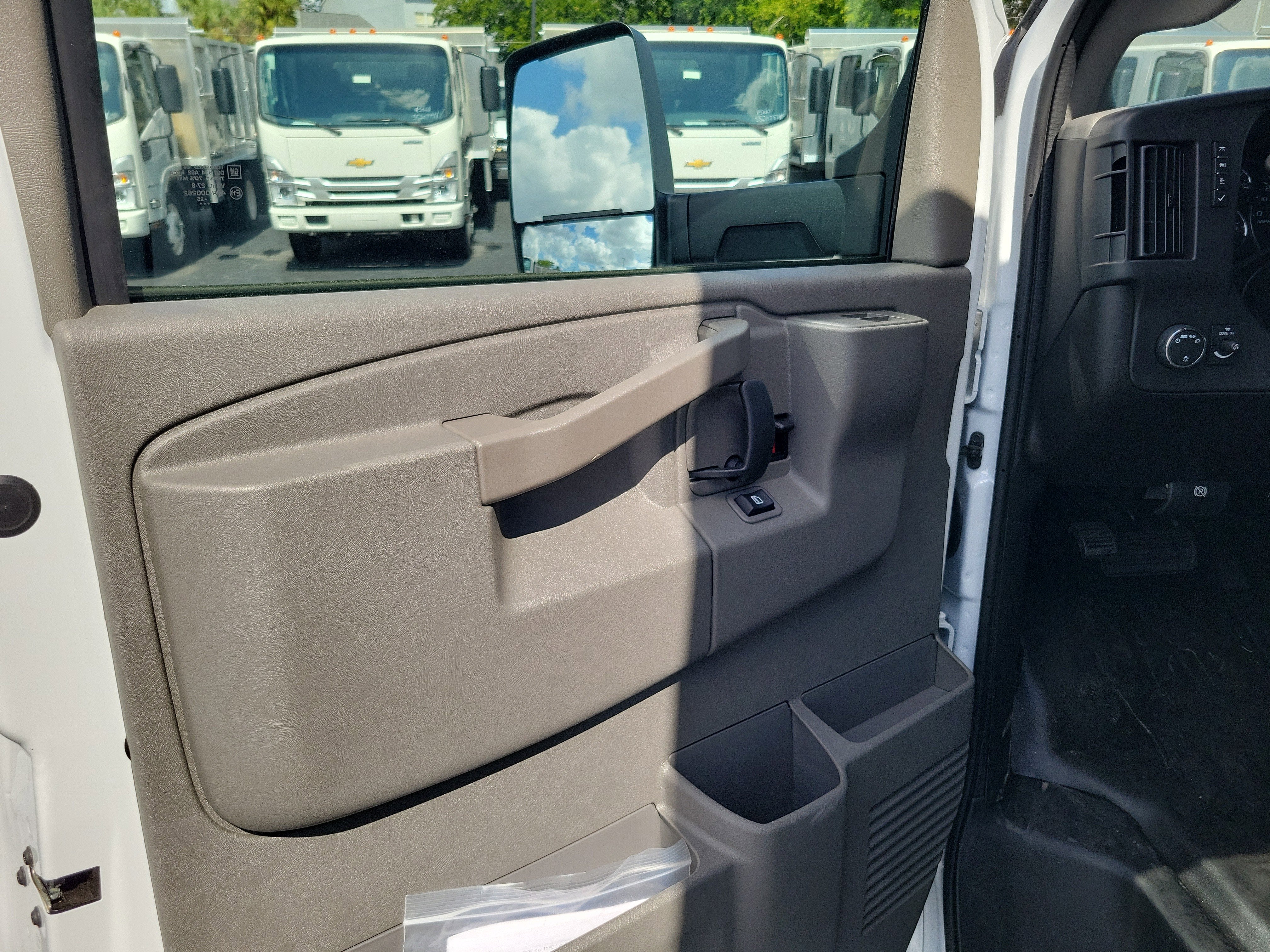 2025 Chevrolet Express Cutaway 3500 1WT