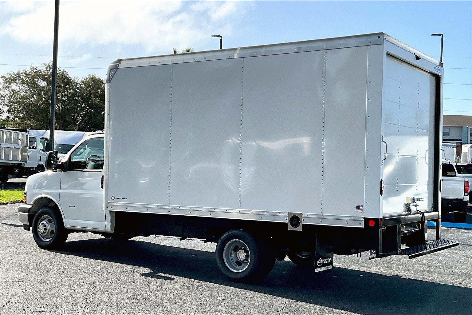 2025 Chevrolet Express Cutaway 3500 1WT