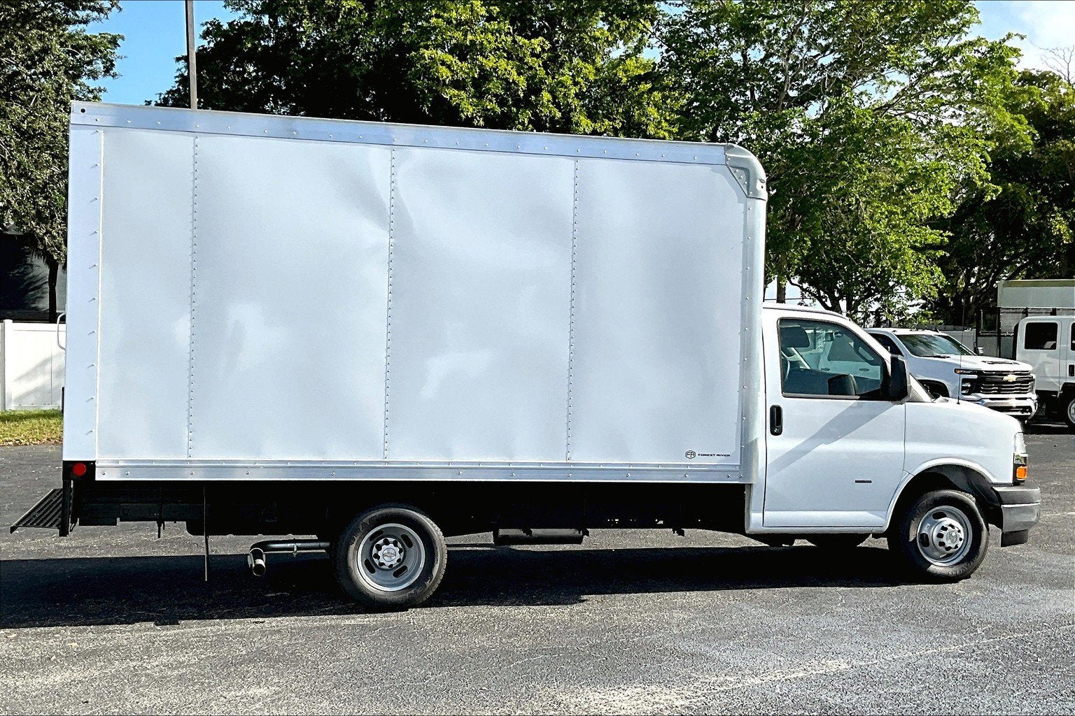2025 Chevrolet Express Cutaway 3500 1WT