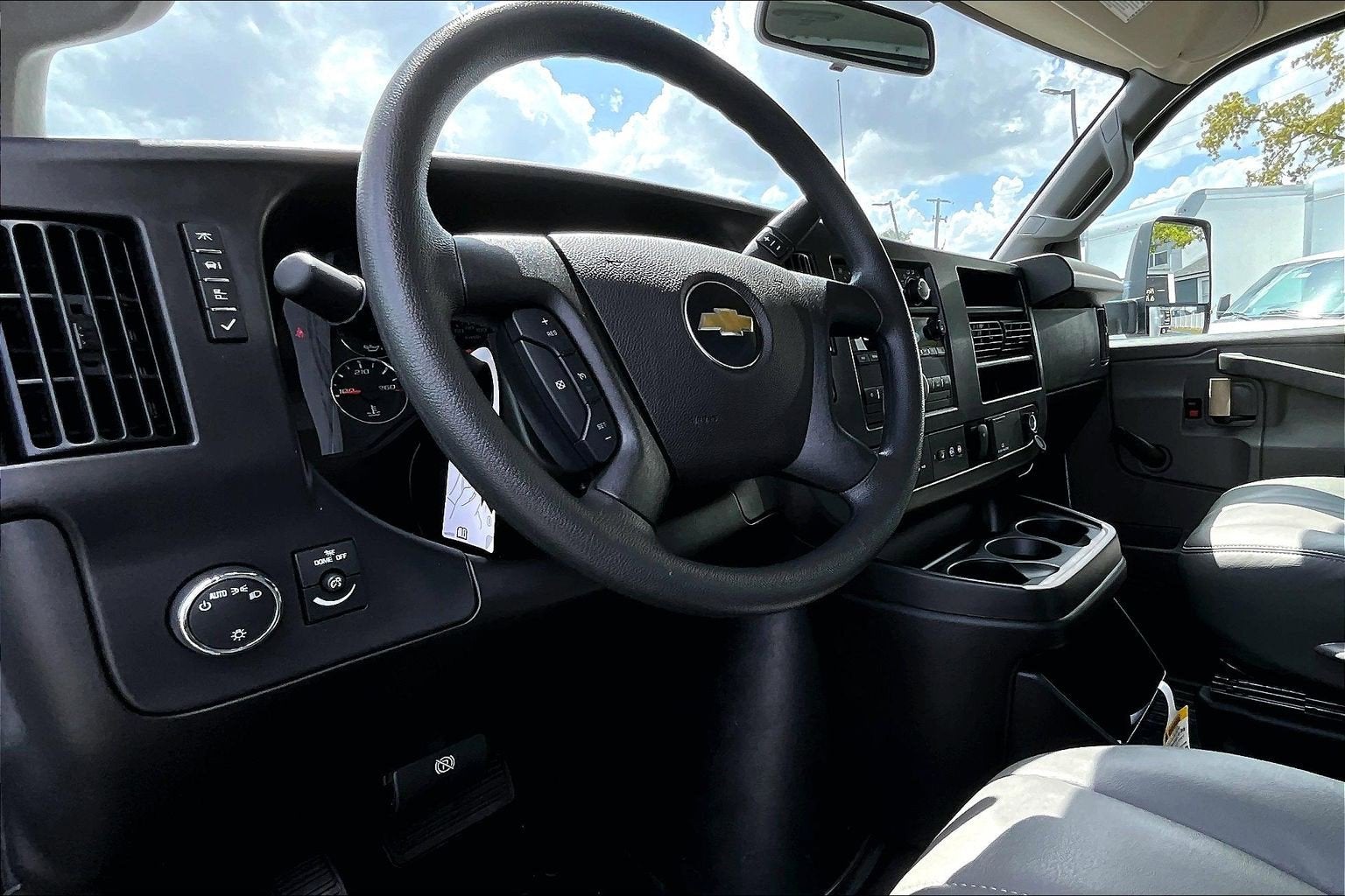 2025 Chevrolet Express Cutaway 3500 1WT