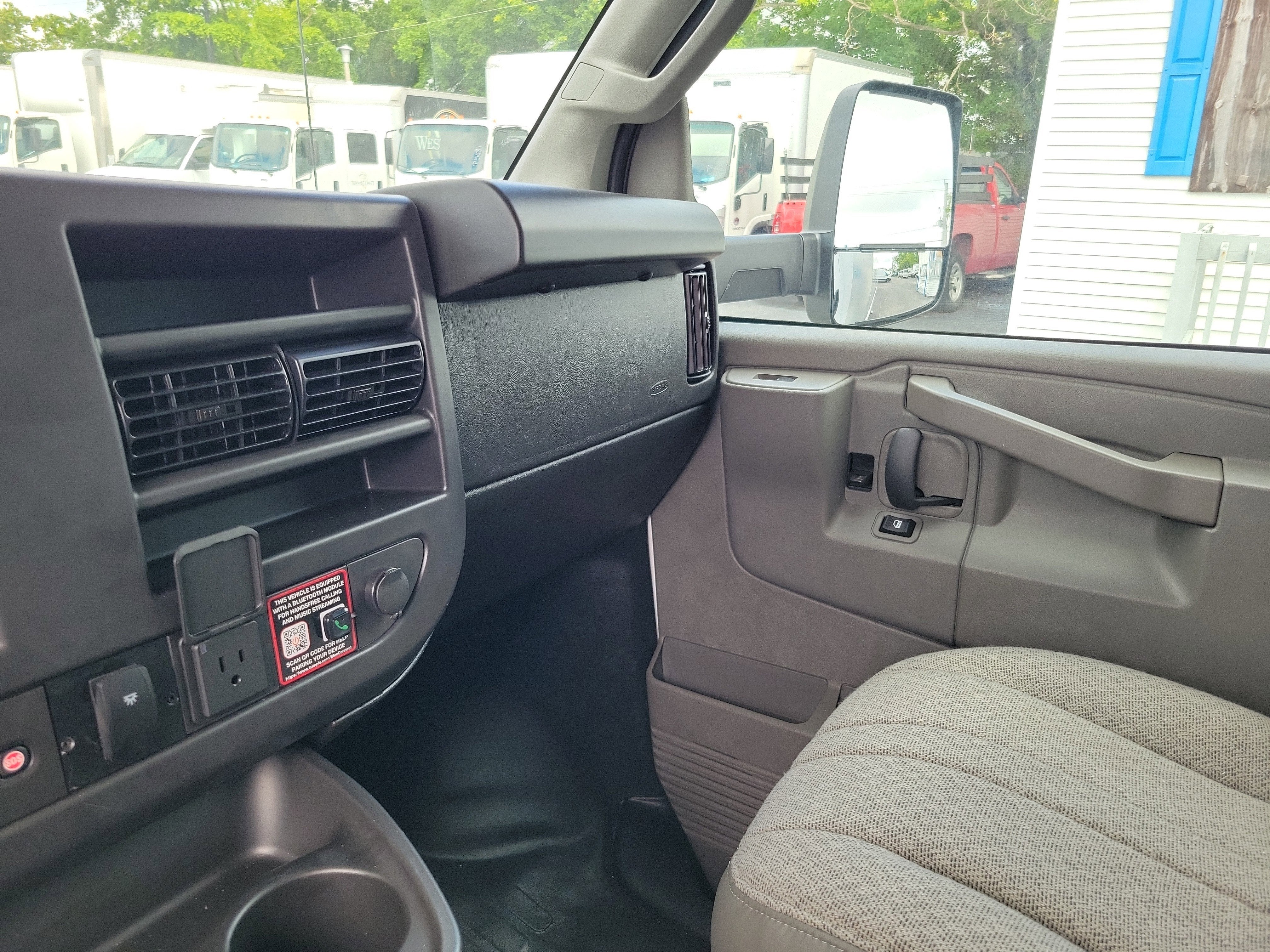 2025 Chevrolet Express Cutaway 3500 1WT