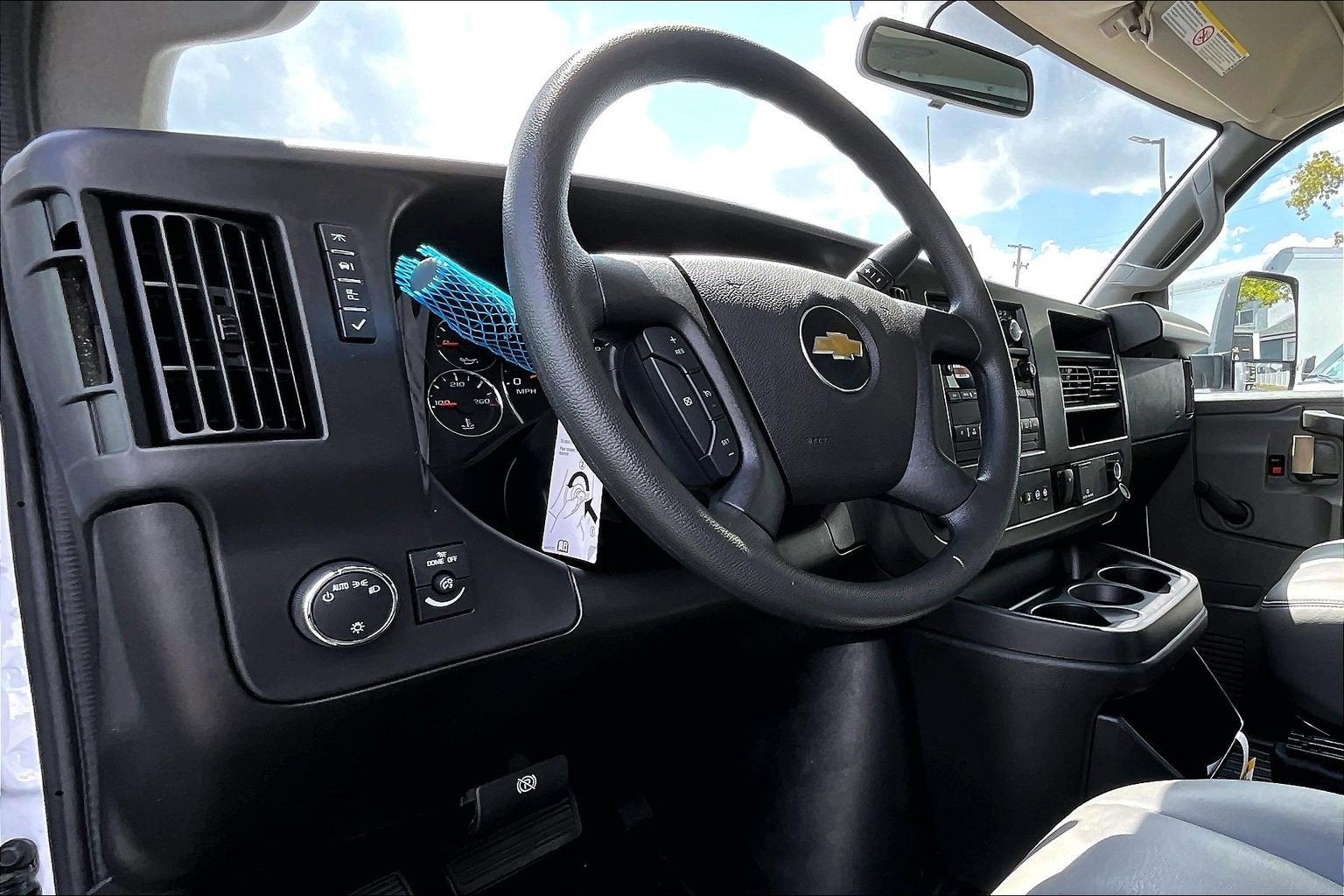 2025 Chevrolet Express Cutaway 3500 1WT