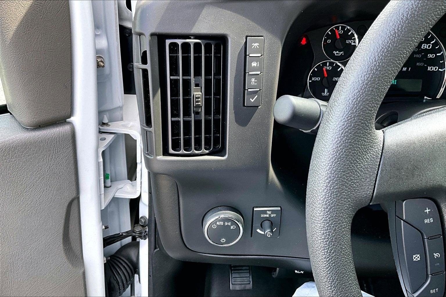 2025 Chevrolet Express Cutaway 3500 1WT