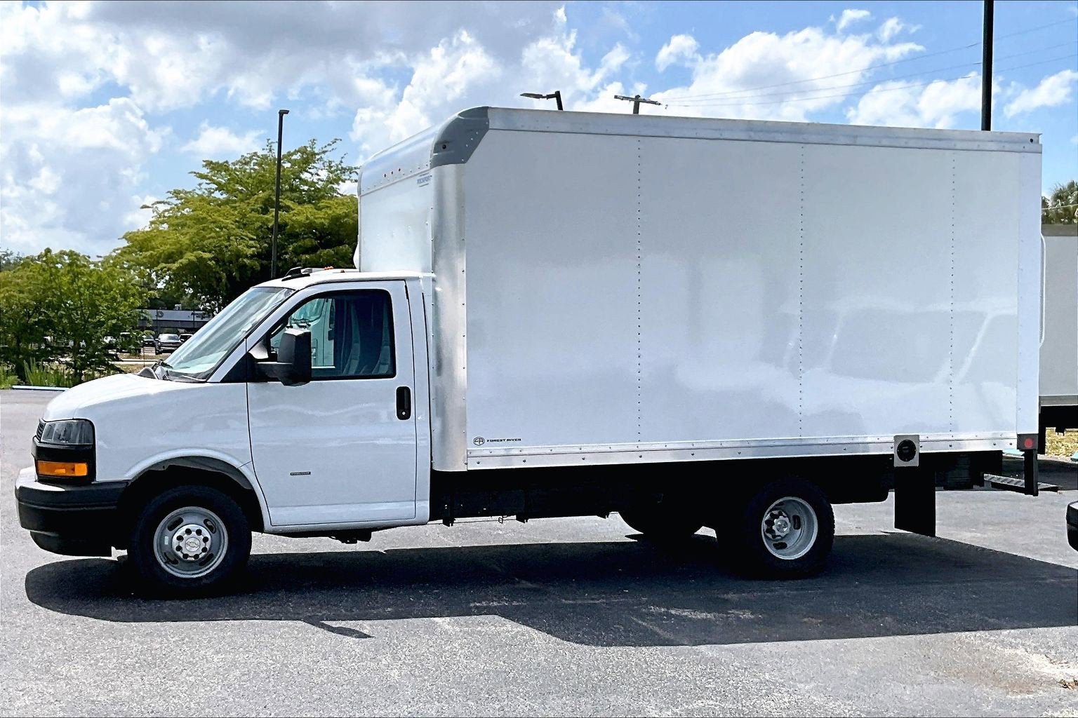 2025 Chevrolet Express Cutaway 3500 1WT