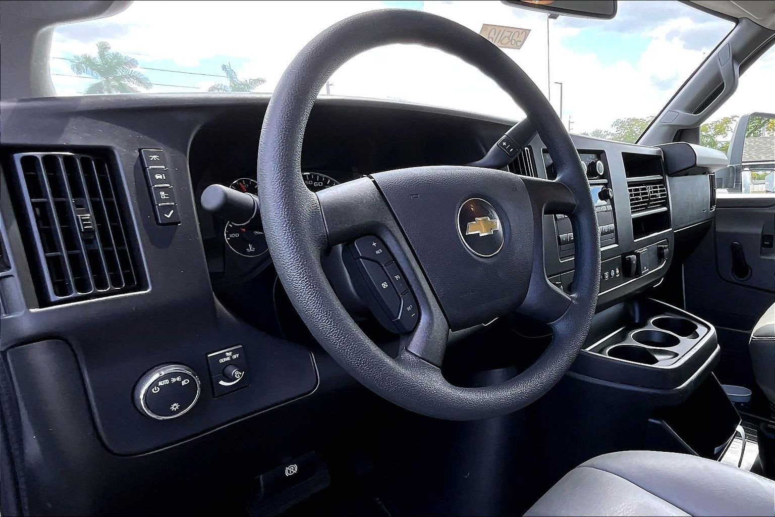 2025 Chevrolet Express Cutaway 3500 1WT