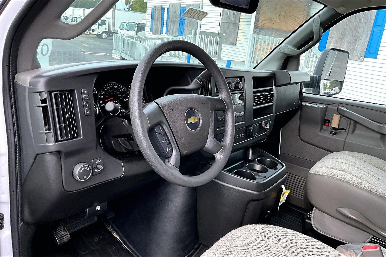 2025 Chevrolet Express Cutaway 3500 1WT