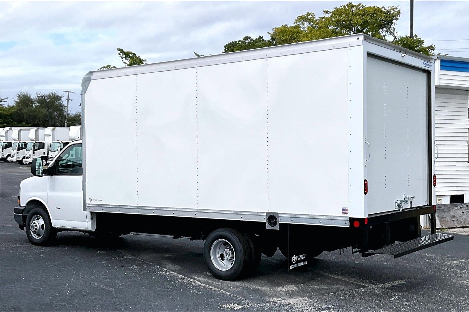 2025 Chevrolet Express Cutaway 3500 1WT